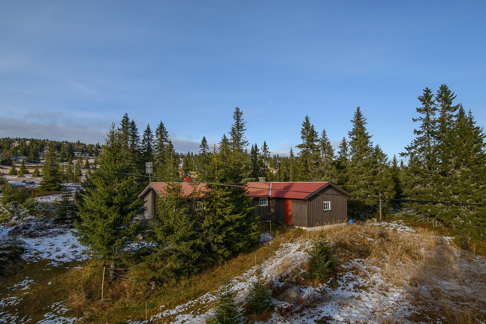 Hytta ligger forholdsvis skjermet for innsyn i et veletablert område. Herfra er det gangavstand til sentrum og servicefunksjoner som dagligvare, sportsbutikk, servering m.m. Galleribilde