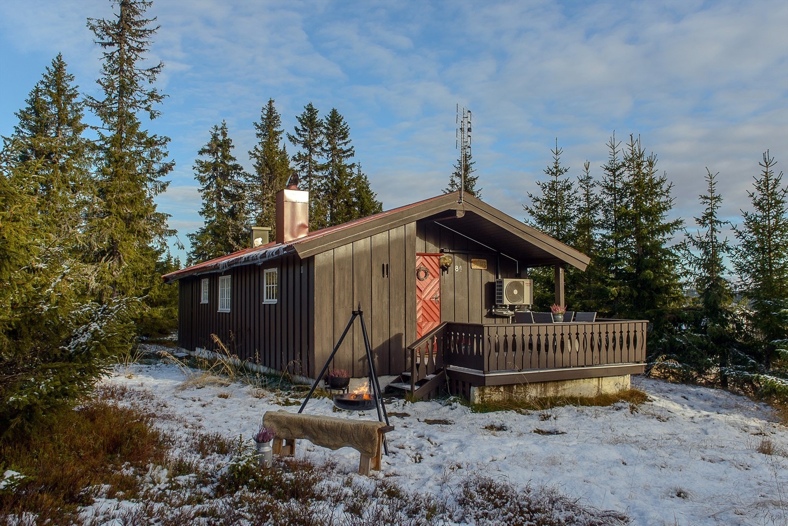 Koselig hytte med sentral og attraktiv beliggenhet, rett ved skistadion på Sjusjøen. Med andre ord, perfekt utgang i skiløypa! Galleribilde