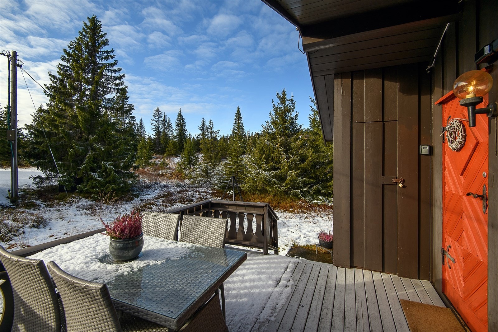 Det er et lite overbygg over inngangspartiet. Galleribilde