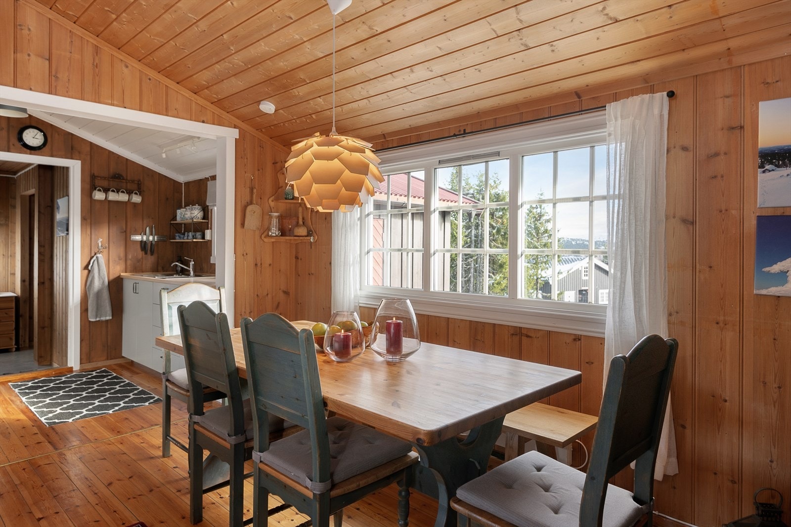 Det er fin plass til et spisebord i stua. Alltid hyggelig å samles til felles måltider på hytta. Galleribilde