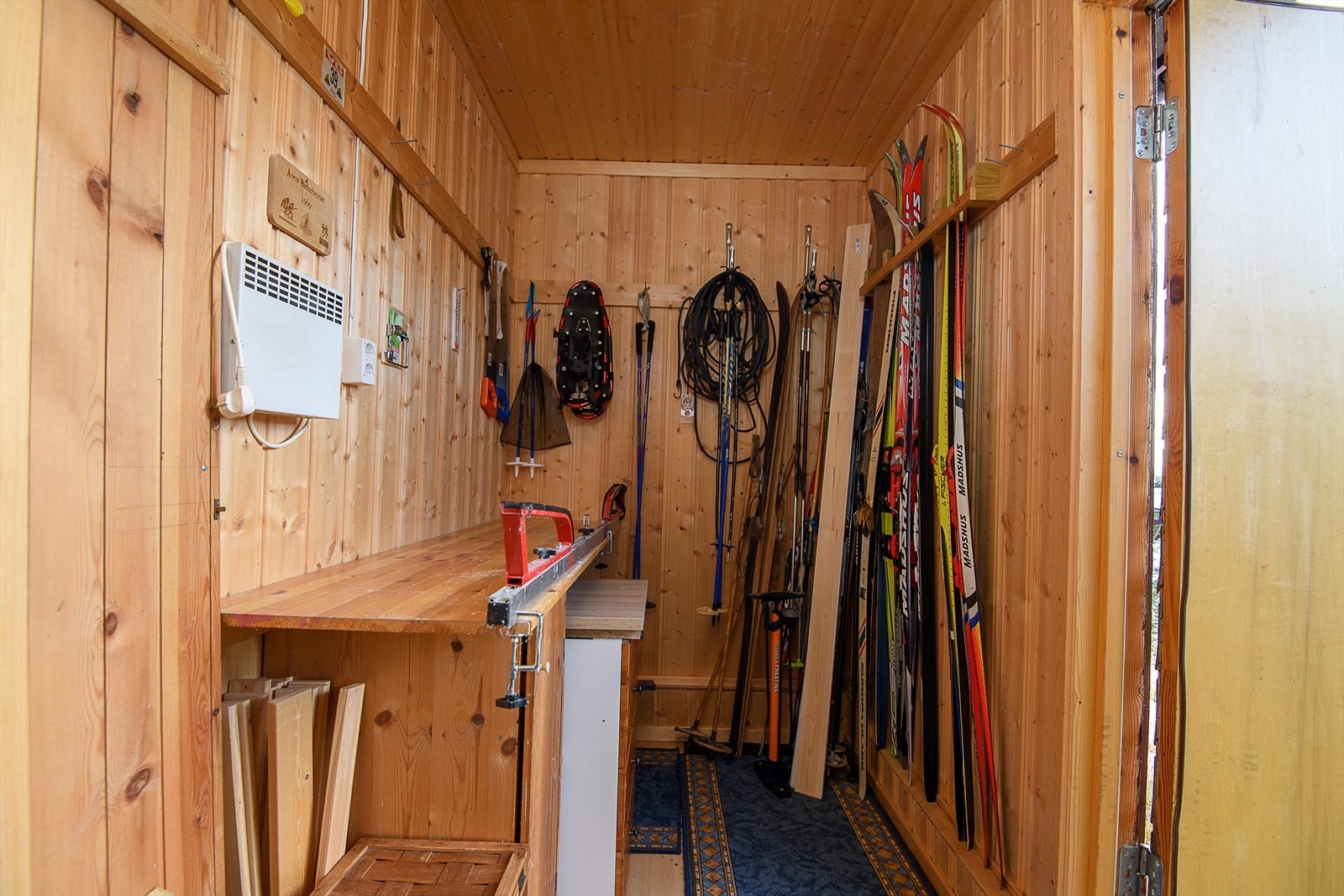 Skibod med plass til smørebenk hører med på ei fjellhytte på Sjusjøen. Galleribilde