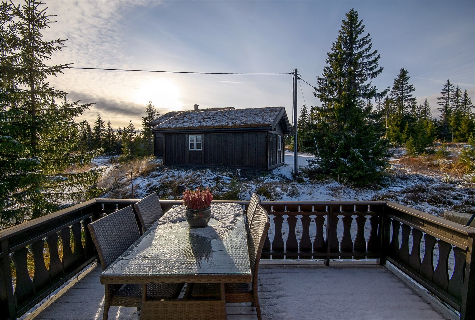 Åpen terrasse utenfor hytta. Et sted å slappe av i sola etter en dag på tur. Galleribilde