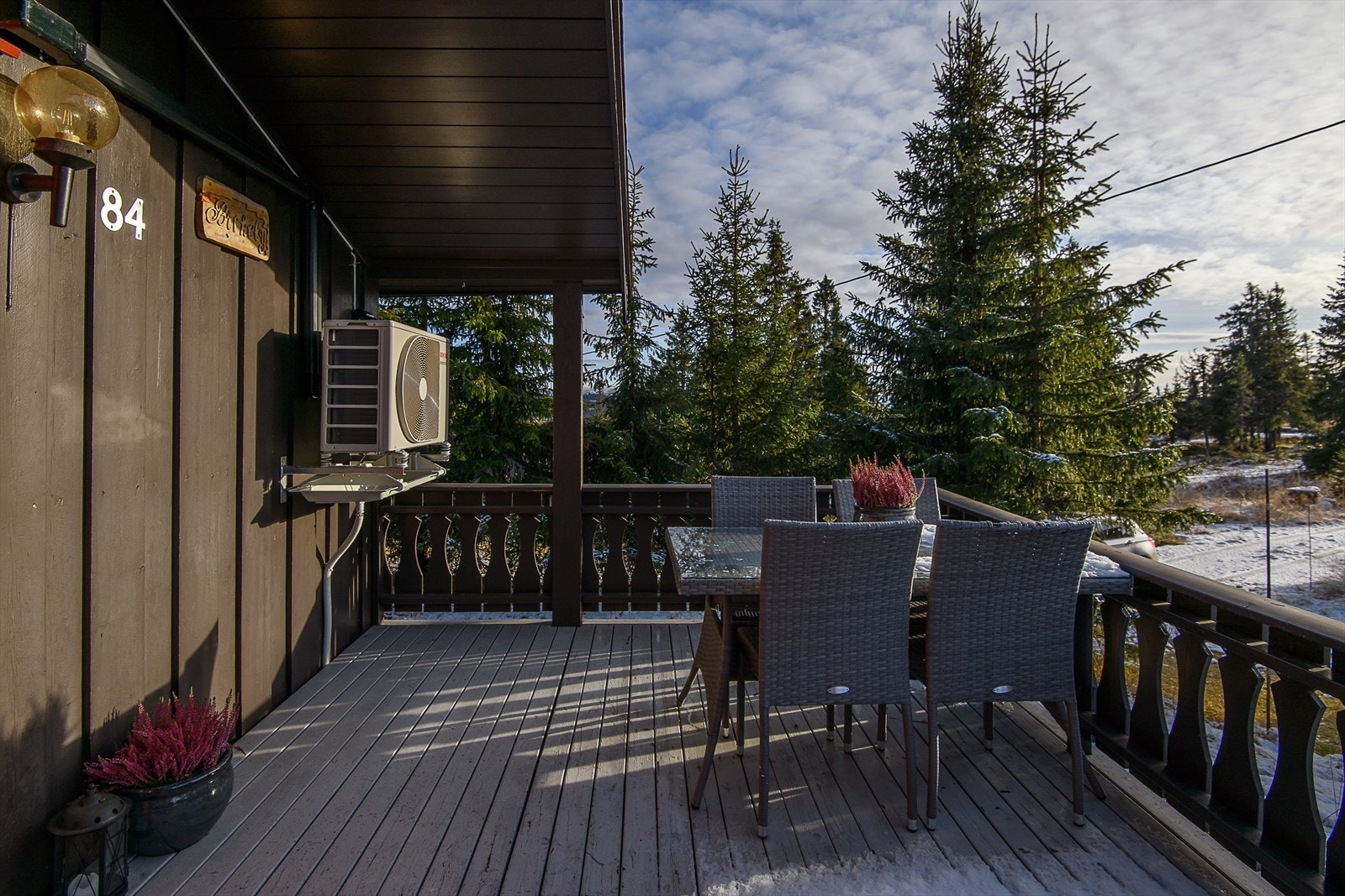 Det er installert varmepumpe i hytta for jevn og god varme. Galleribilde