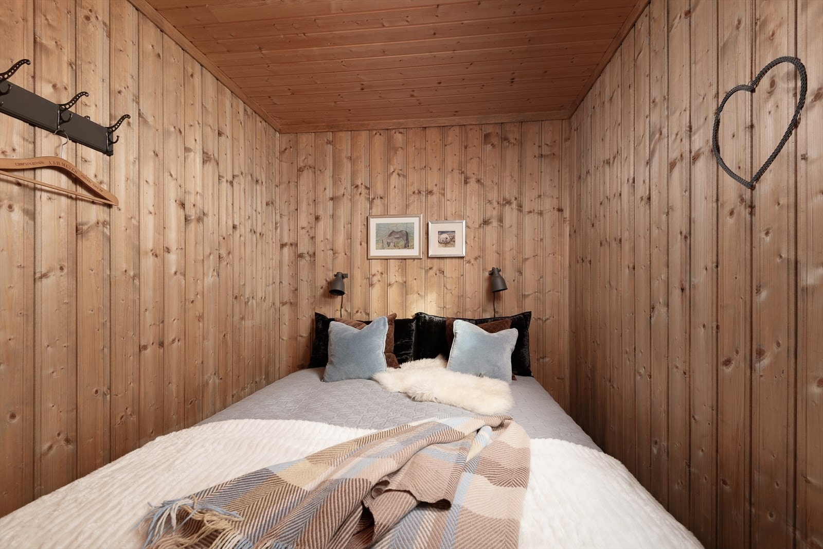 Soverom 2 er innredet med dobbeltseng. Galleribilde