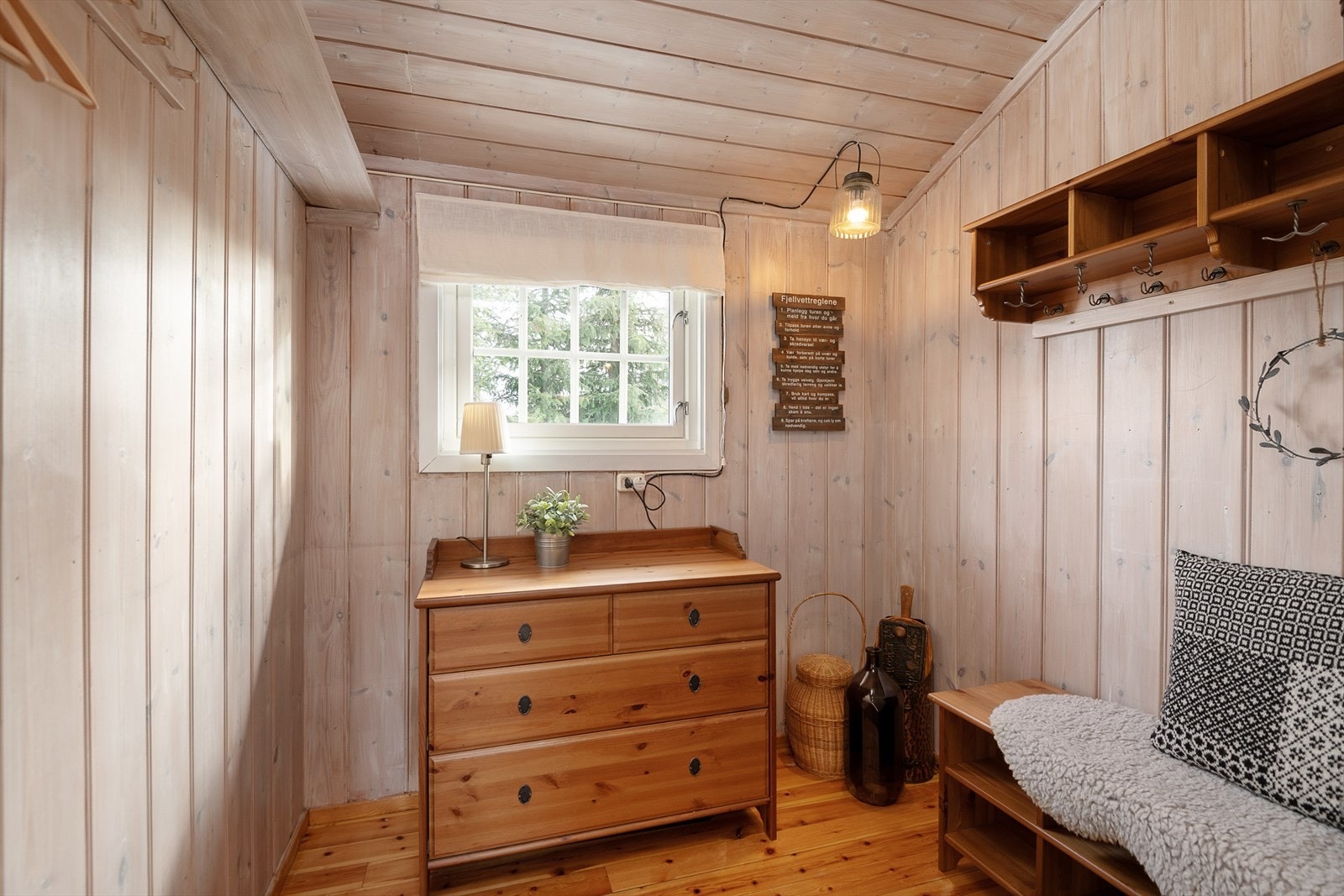 Det er fin plass til å henge fra seg yttertøy i gangen. Galleribilde