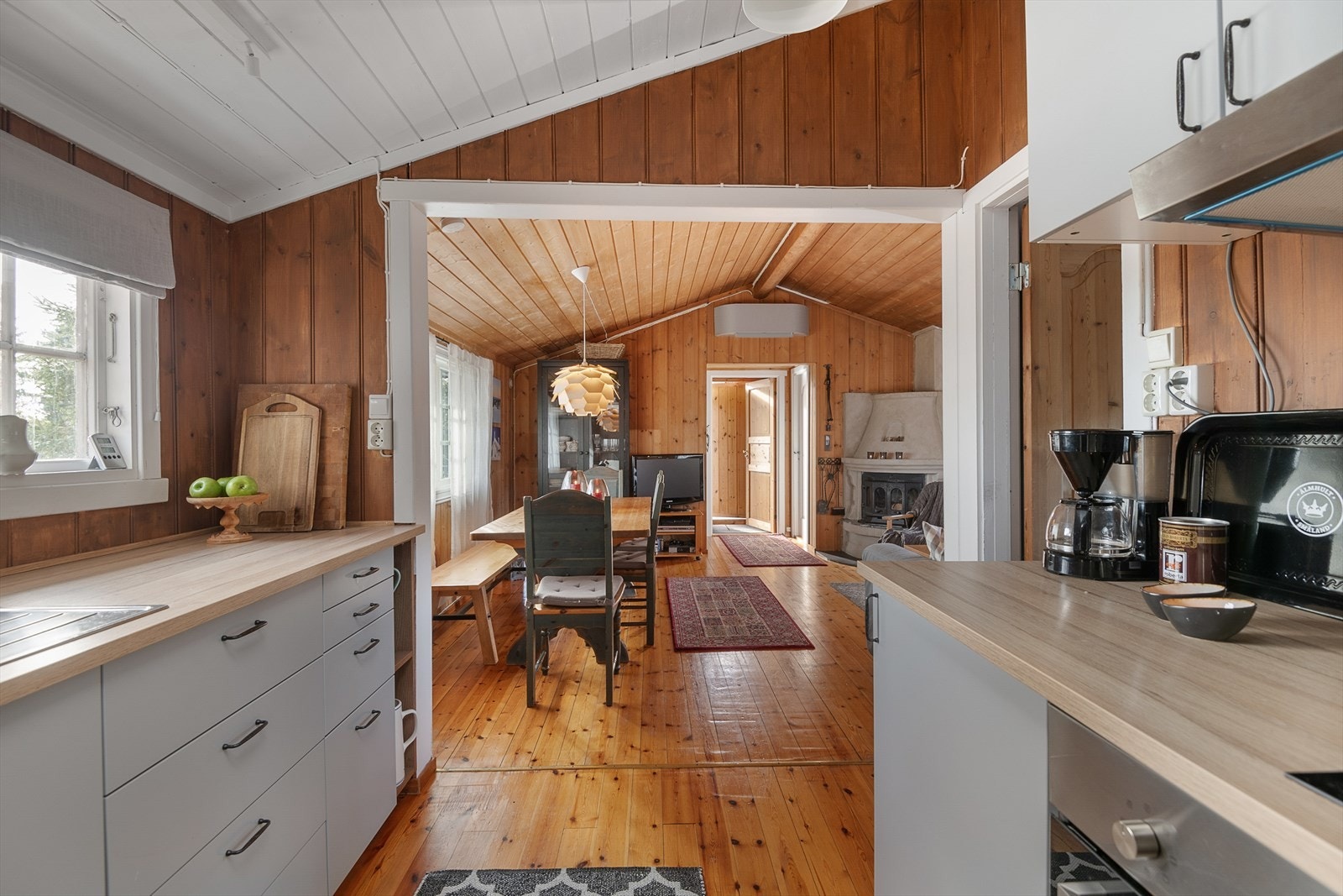 Innredningen har glatte fronter i en lun og tidløs gråtone. Skap og skuffer for god oppbevaring. Galleribilde