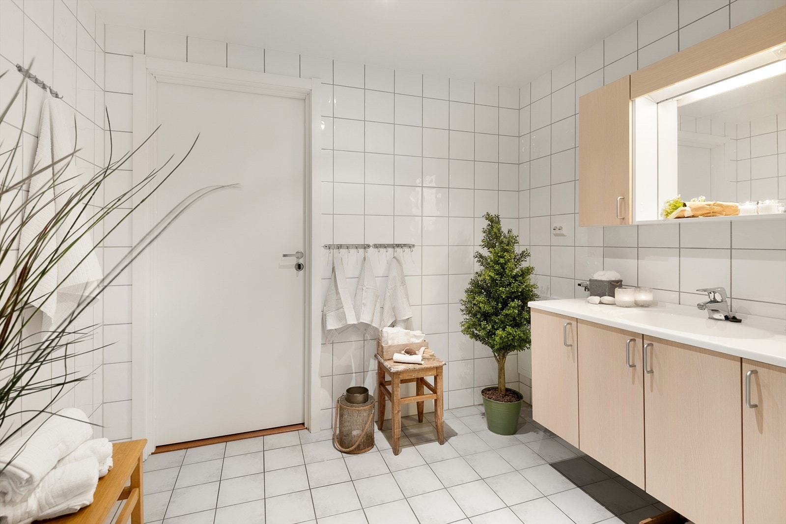 Meget funksjonelt baderom med god plass. Galleribilde