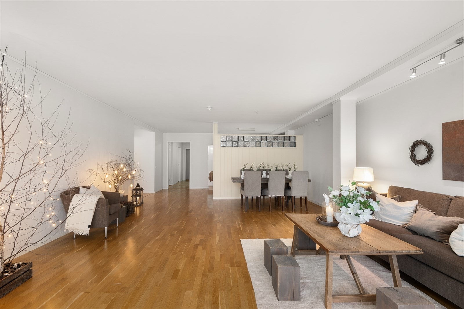 Det er etablert et delvis skille mellom stue og kjøkken med en halv vegg med glassbyggerstein på toppen. Galleribilde