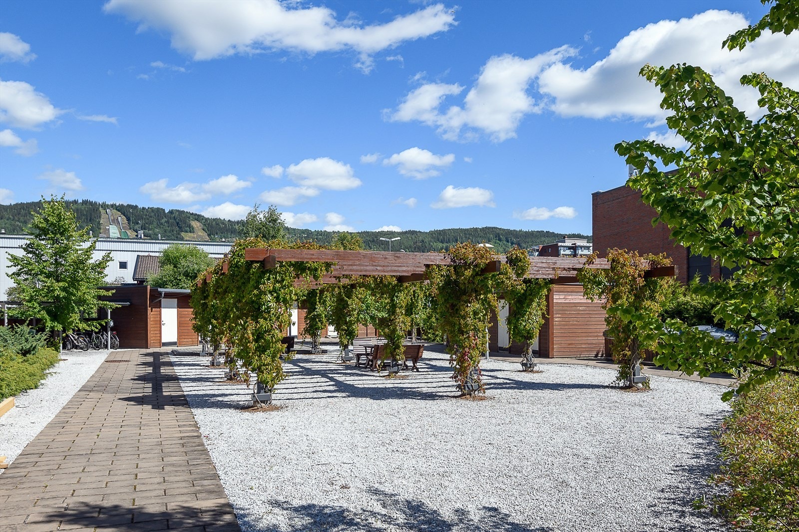 Pent opparbeidede fellesarealer i forkant av bygget. Galleribilde