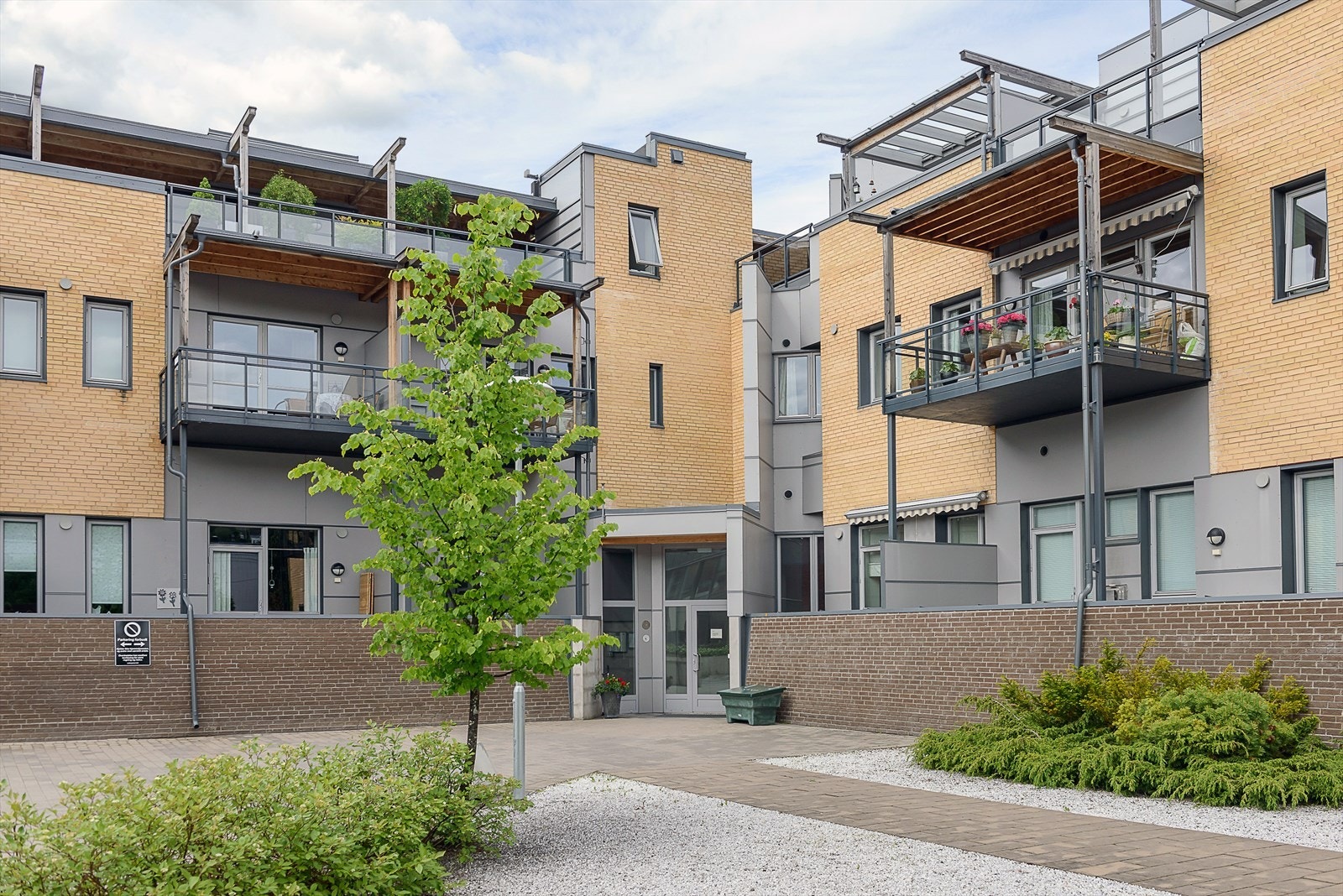 Bildet viser felles inngangsparti for borettslaget. Galleribilde