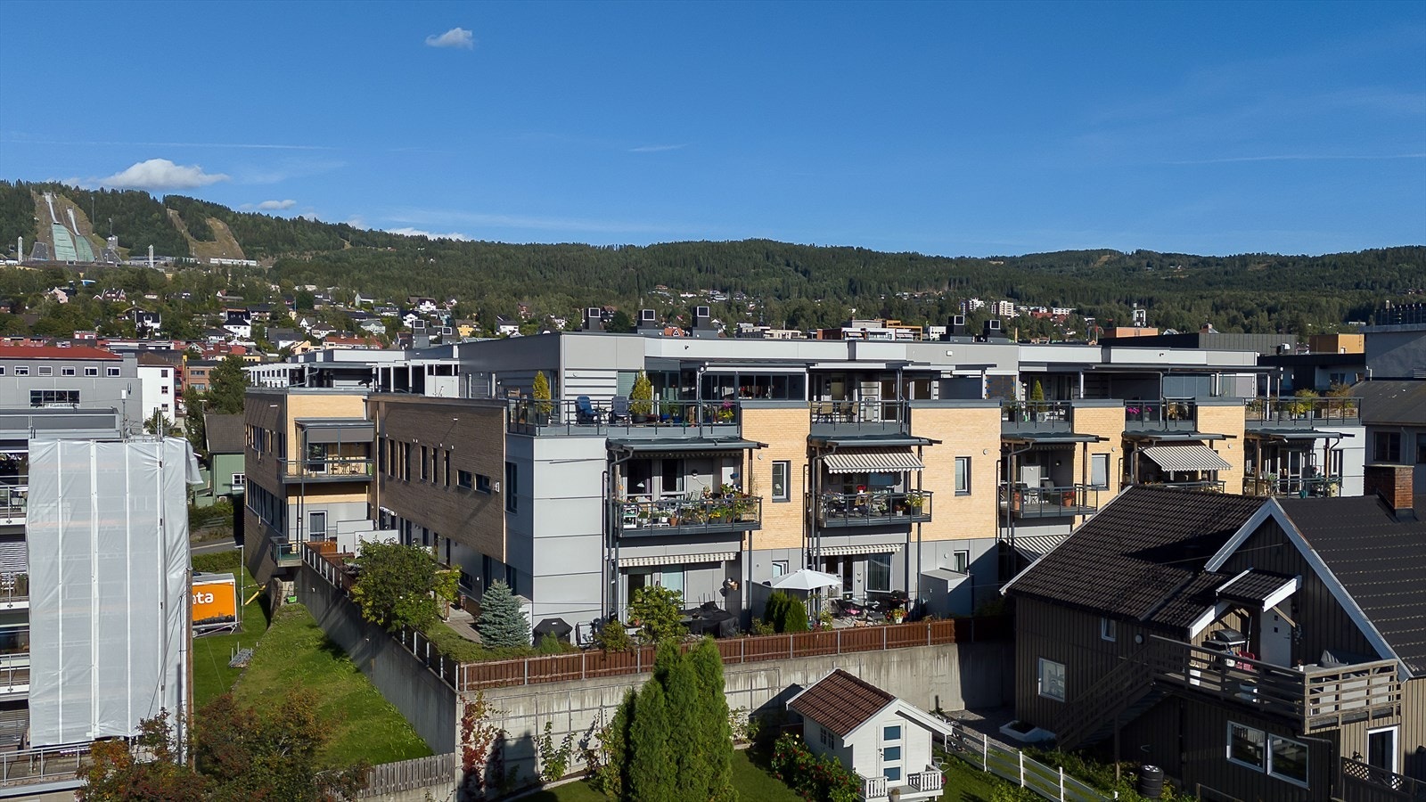 Leiligheten er en del av et veldrevet borettslag på Busmoen der du har kort og umiddelbar gangavstand til det meste av servicefasiliteter. Galleribilde