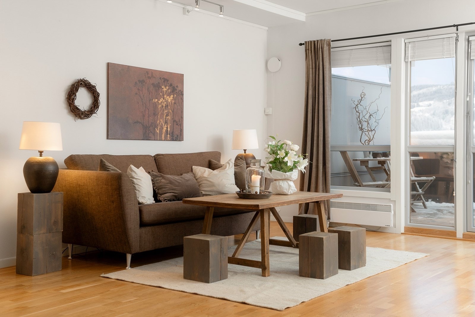 Fint naturlig lys inn i rommet gjennom store lysflater på vestveggen. Dør ut til romslig, overbygget balkong. Galleribilde