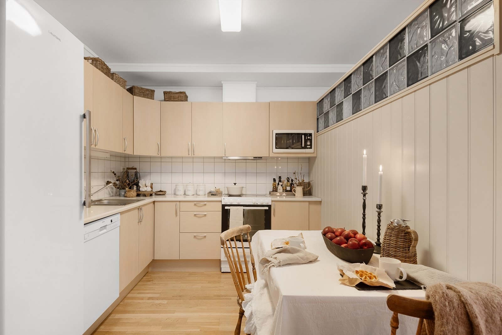 I tillegg til at det er plass til langbord i stua er er det også plass til et lite bord på kjøkkenet. Galleribilde