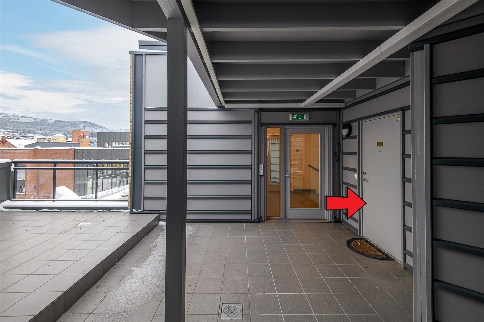 Enkel adkomst fra leiligheten og ut i felles trapperom med heis. Overbygg over inngangsdør. Galleribilde