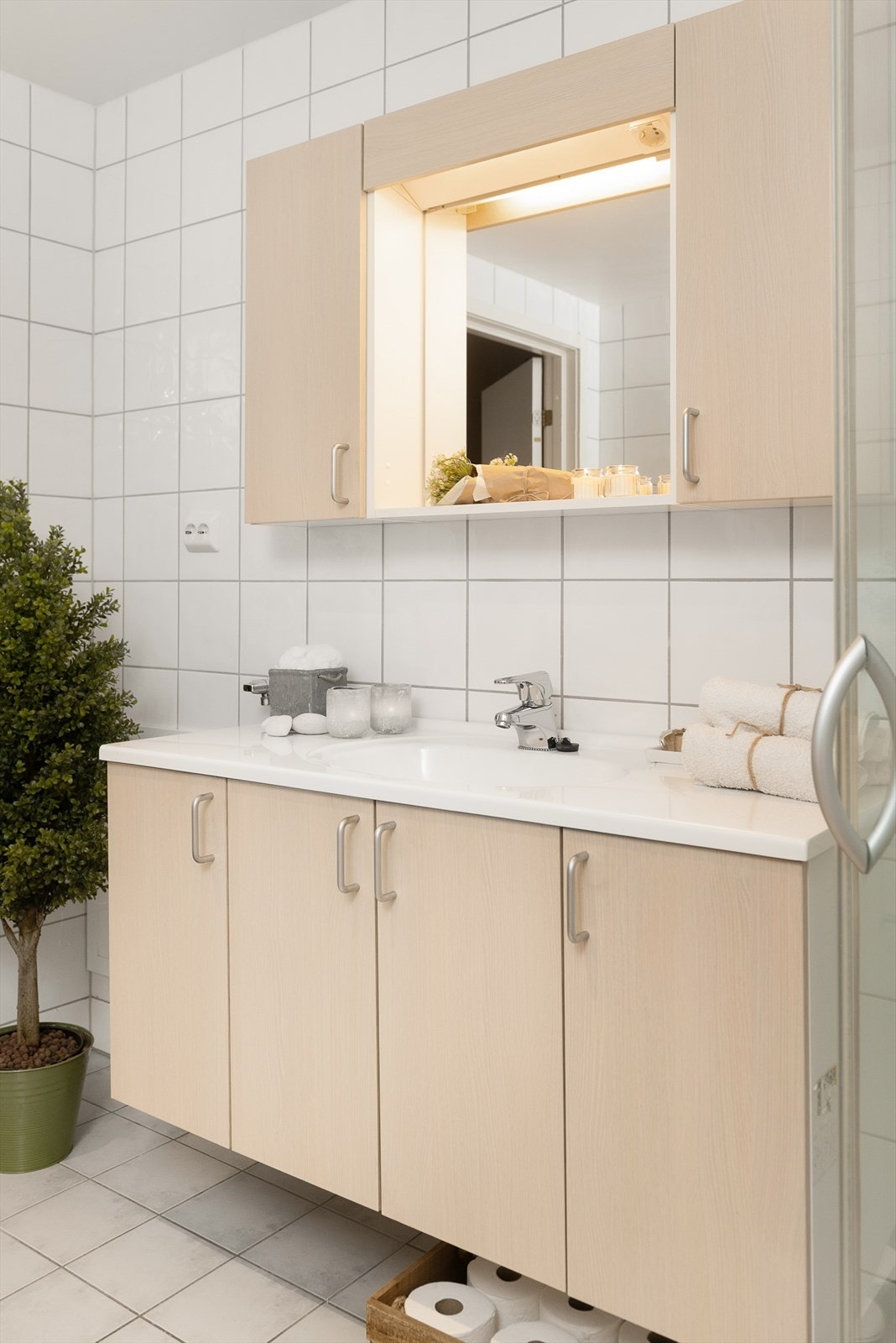 Innredningen har rikelig med skap for oppbevaring. Speilskap over servant. Galleribilde