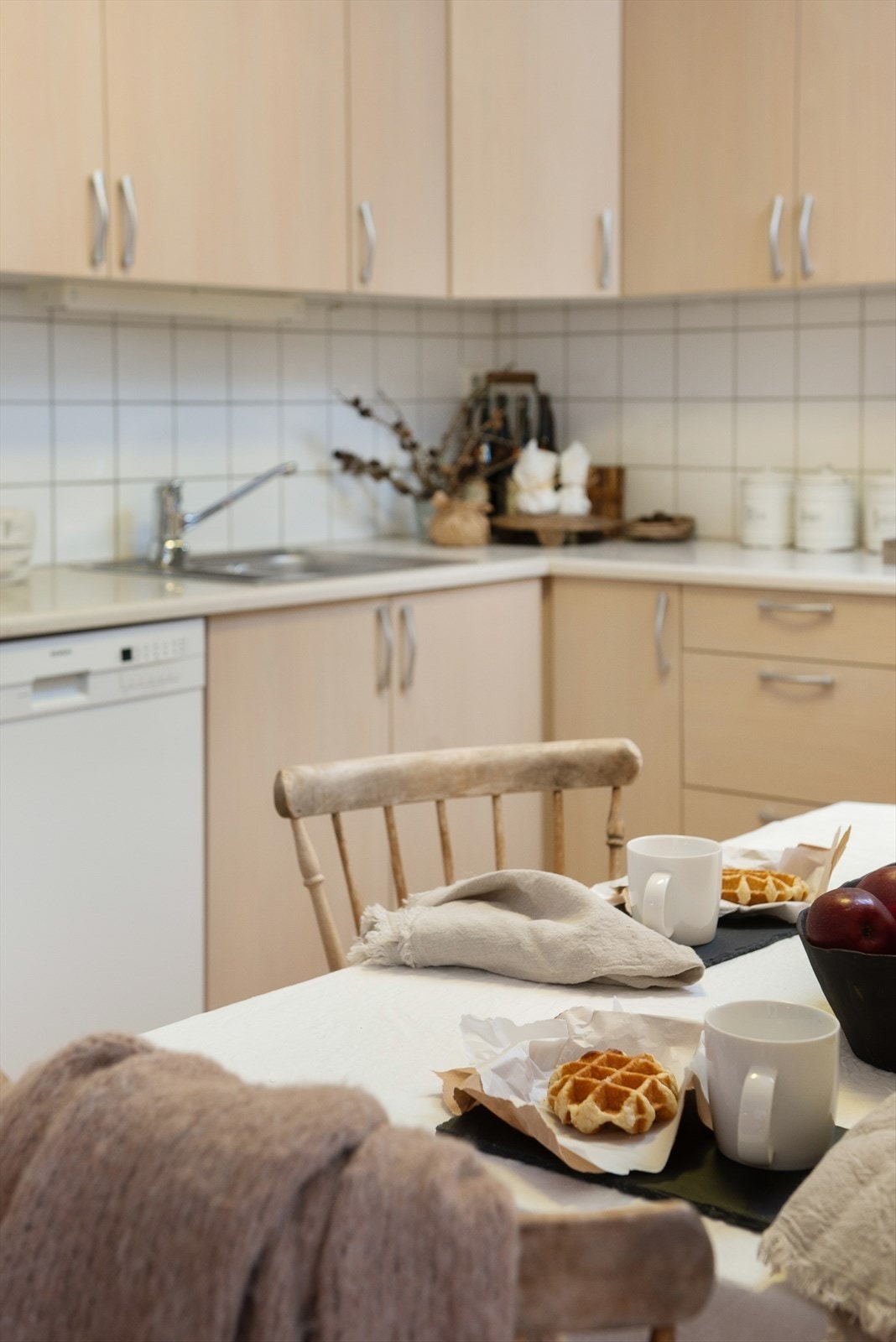 Innredningen har glatte flater i laminat utførelse i en lun fargetone. Fliser over benk. Galleribilde