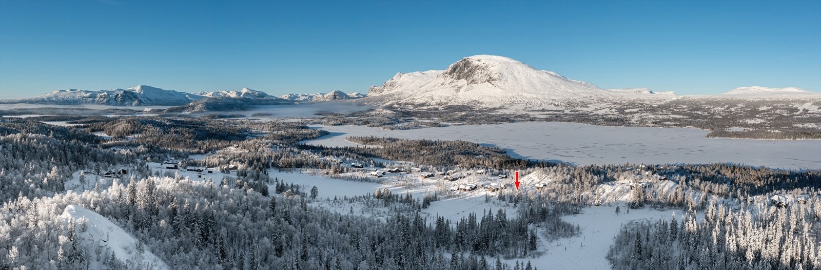 Idyllisk, åpent landskap med stier, langrennsløyper og fjellvann Galleribilde