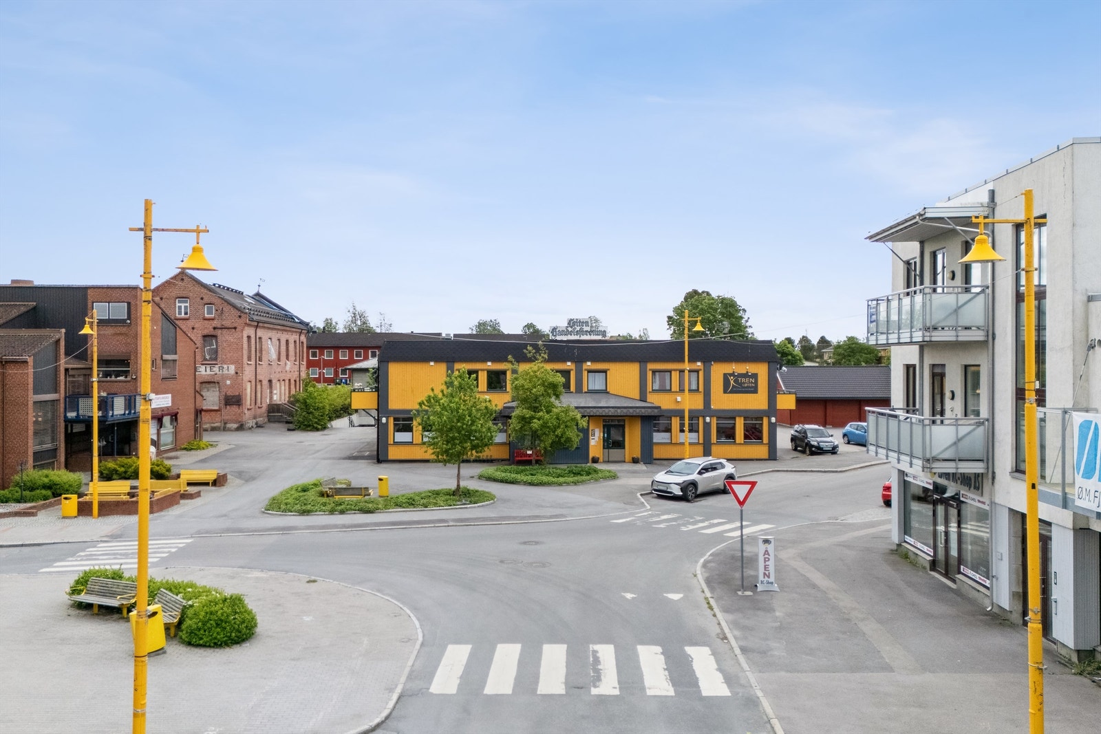 Det er kort avstand til butikker, bankfilial m.m. Knutepunkt for kollektiv transport og togforbindelse i umiddelbar nærhet. Galleribilde