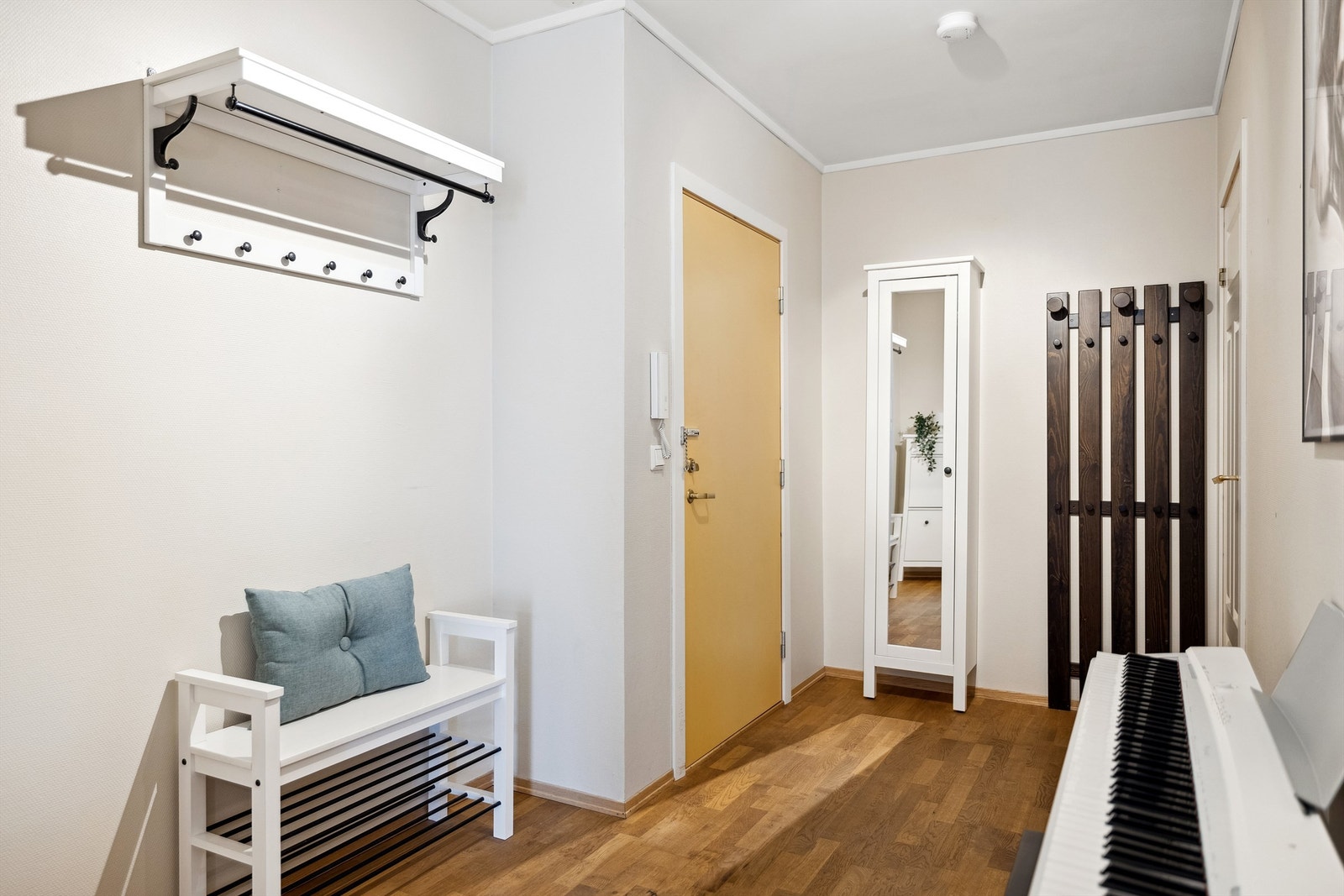 Andelsleiligheten ligger i byggets 2. etasje og inneholder: entré, stue, kjøkken, bad/toalettrom og to soverom. Galleribilde