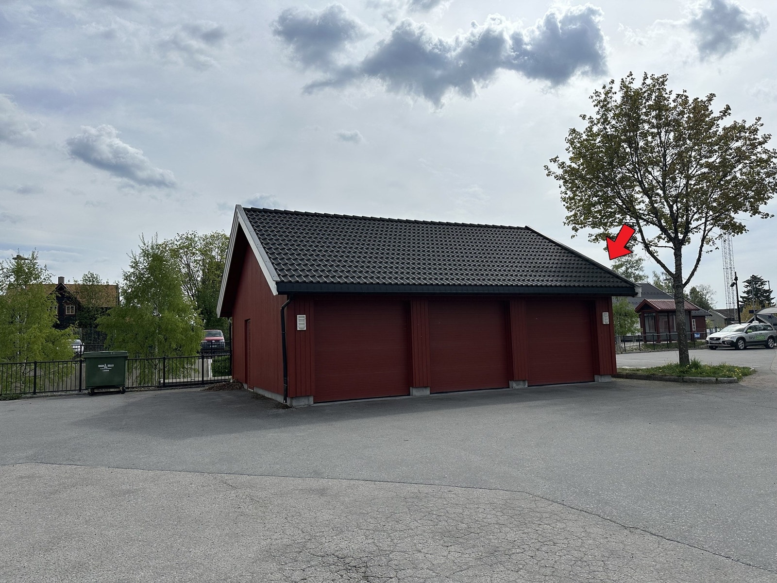 Rett utenfor inngangsdøra er en praktisk garasje der det er en parkeringsplass med bod i bakkant. Det er også plass til gjesteparkering på p-plass rett ved inngangsdøren på bakkeplan. Galleribilde