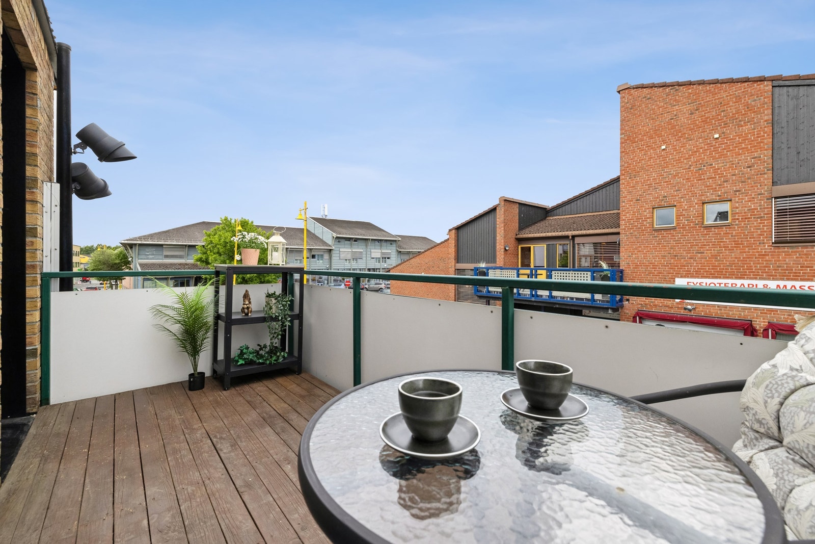 På balkongen kan du ha små sammenkomster med venner eller en liten krok for deg selv hvor du nyte livet. Galleribilde