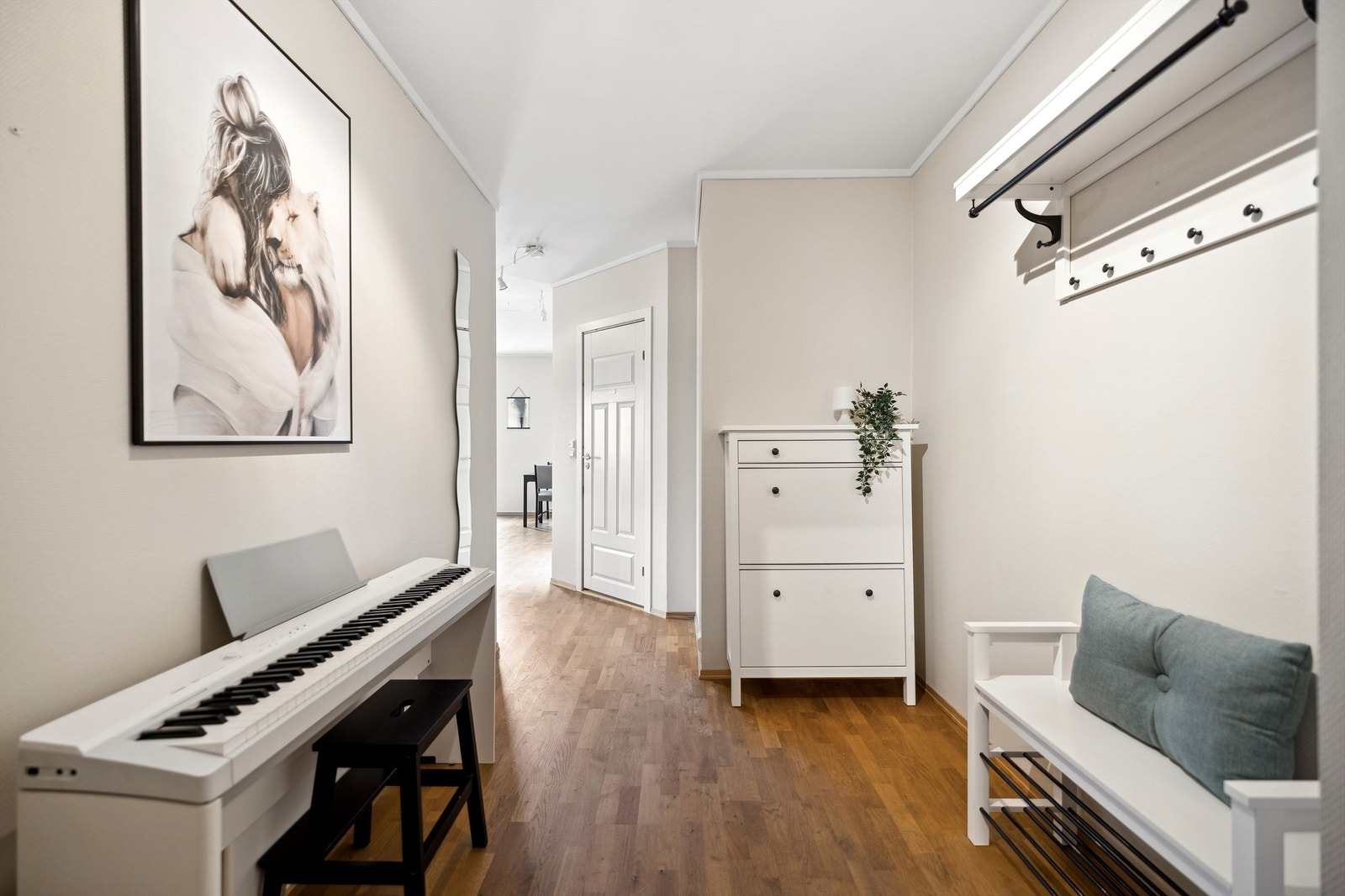 I den romslige entréen kan du ønske gjestene velkommen. Entréen er utstyrt med porttelefon. Galleribilde