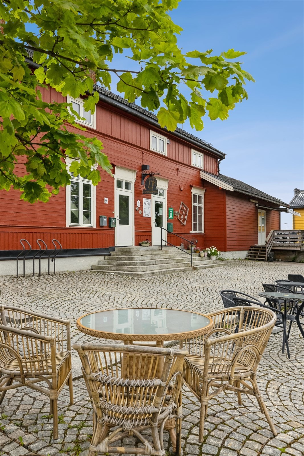 Leiligheten ligger midt i Løten sentrum Galleribilde