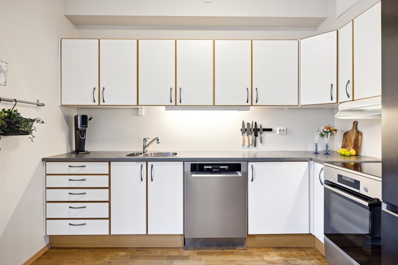 Kjøkkenet har avsatt plass til frittstående hvitevarer som komfyr, kjøleskap og oppvaskmaskin. Galleribilde