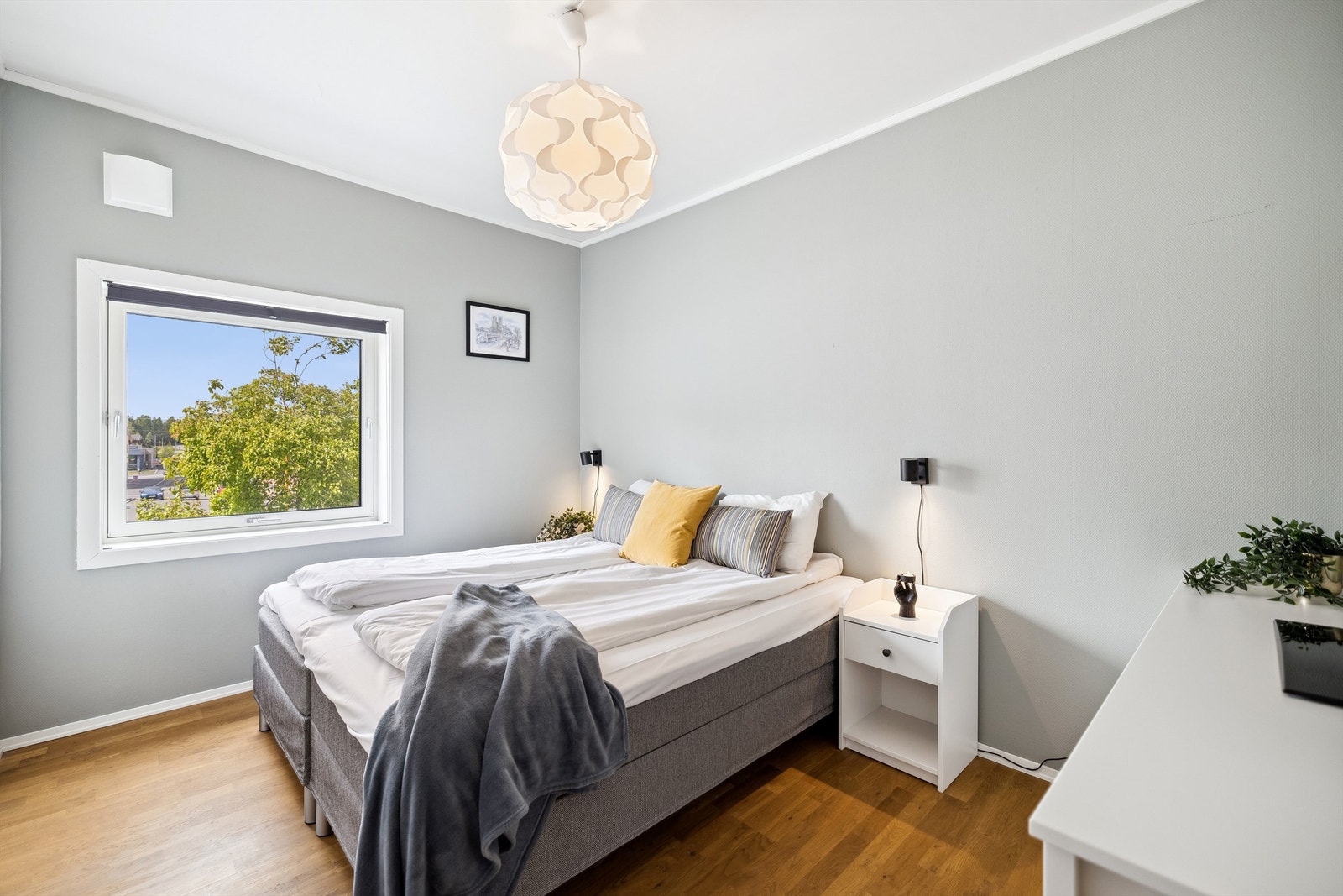 Hovedsoverommet har god plass til en dobbeltseng og garderobeløsning. Rommet ble malt i 2024. Galleribilde