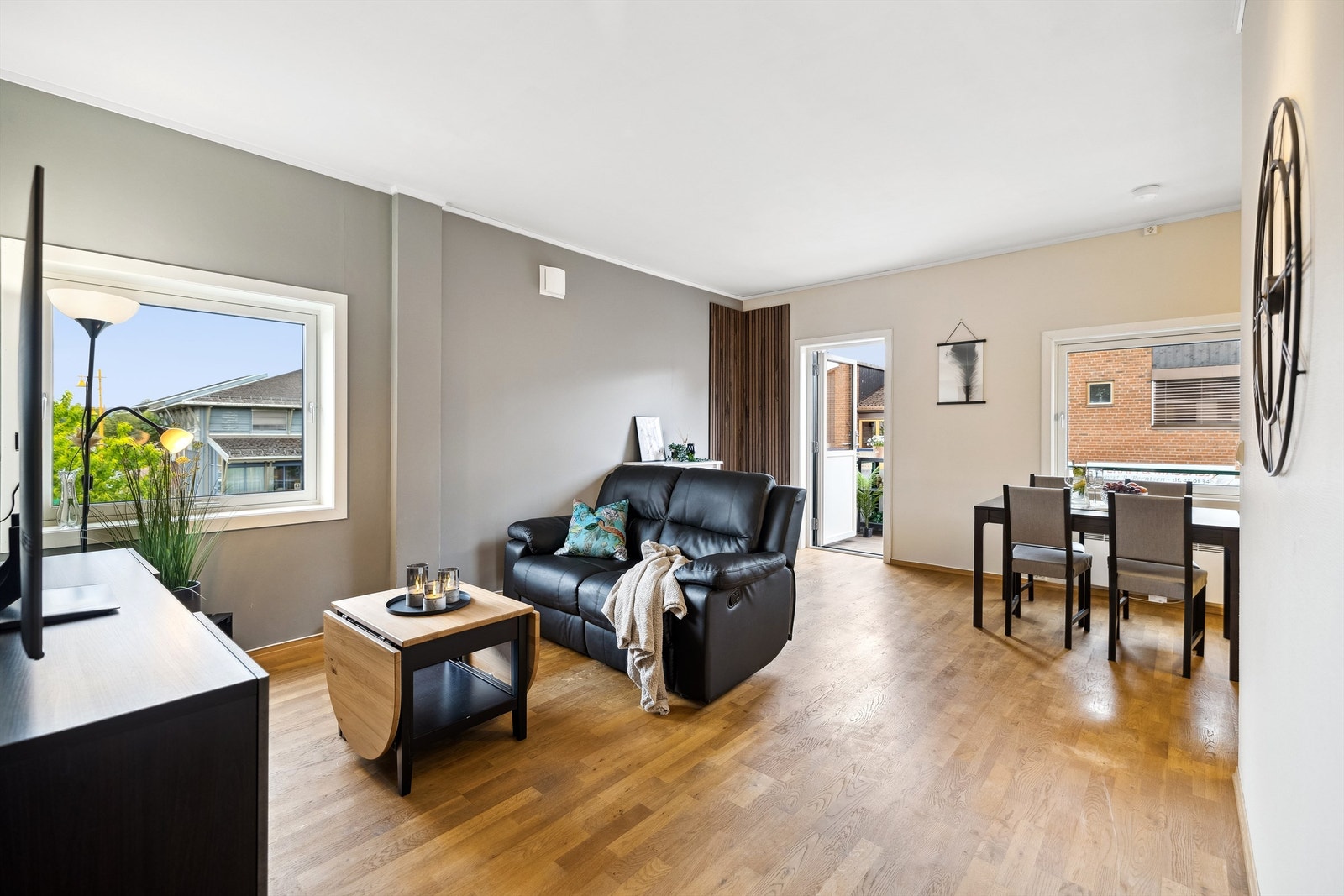 Leiligheten er oppgradert siste år med etterisolering og bytte av flere vinduer, samt balkongdør. Galleribilde