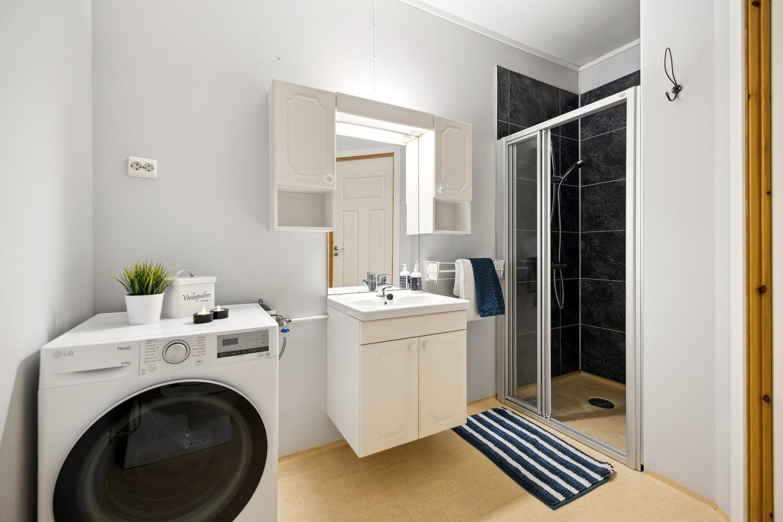 Badet ble modernisert i 2004 og er praktisk innredet. Rommet har belegg på gulvet med elektriske varmekabler Galleribilde