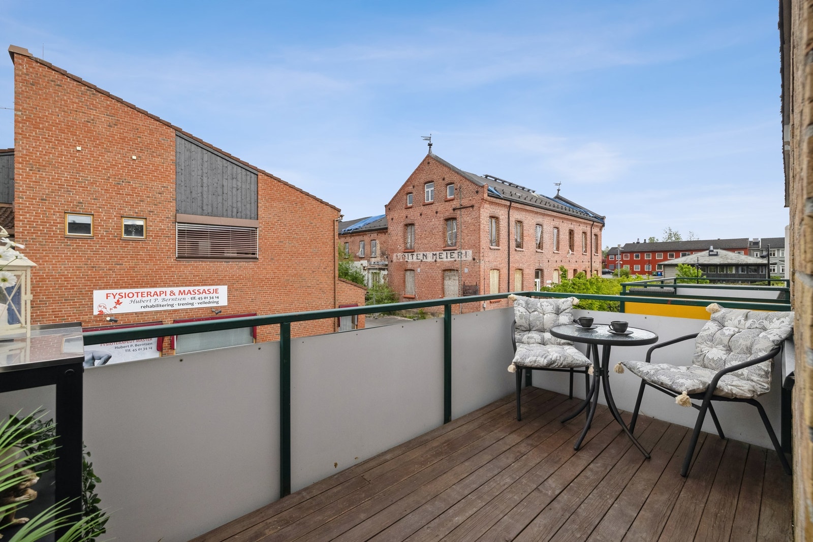 Balkongen har fin plass for hagemøblement Galleribilde