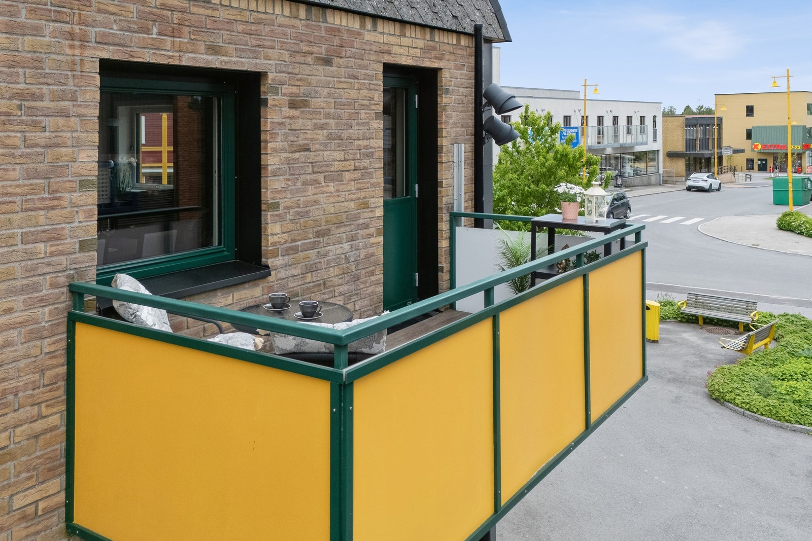 Leiligheten har en hyggelig balkong på ca. 6 m², tilgjengelig fra stue. Her er det plass til en liten krukkehage. Galleribilde