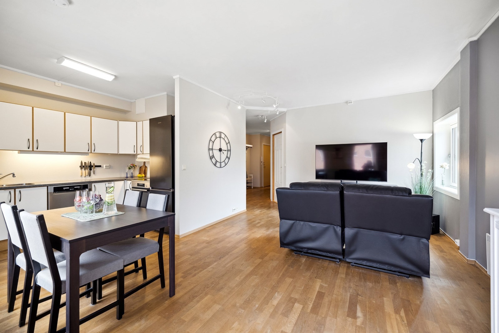 Stue og kjøkken er i fin åpen løsning. Galleribilde