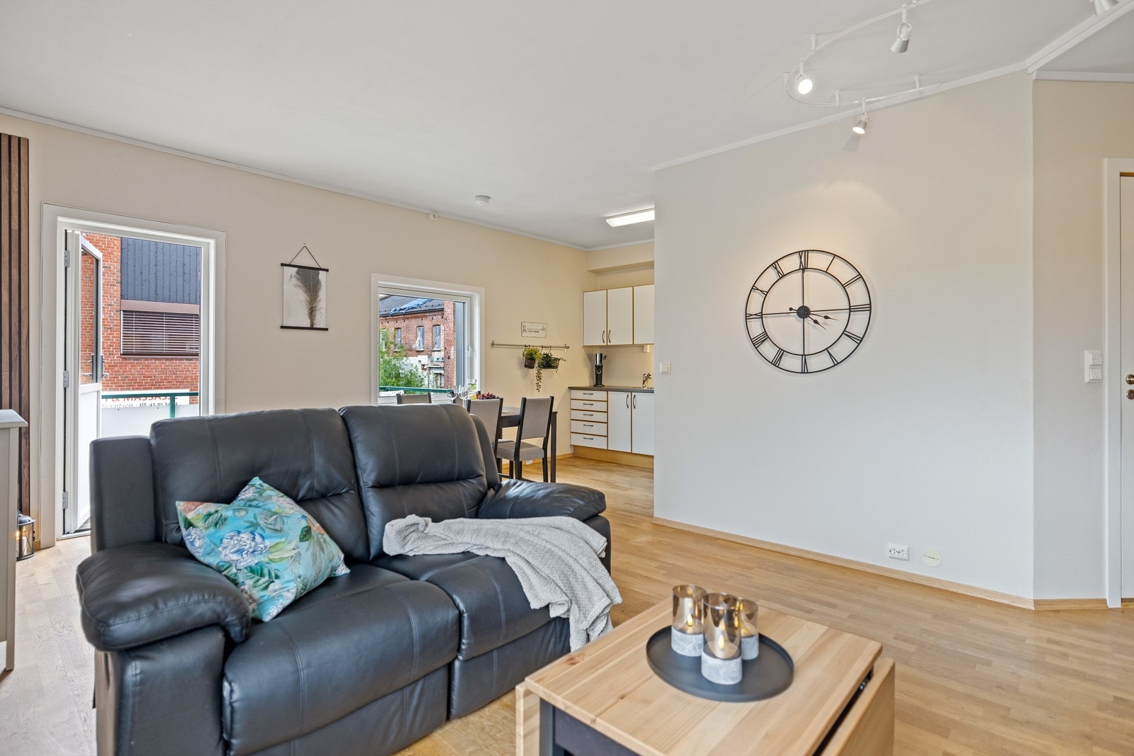 Stuen har en fin og luftig kjøkkenløsning Galleribilde