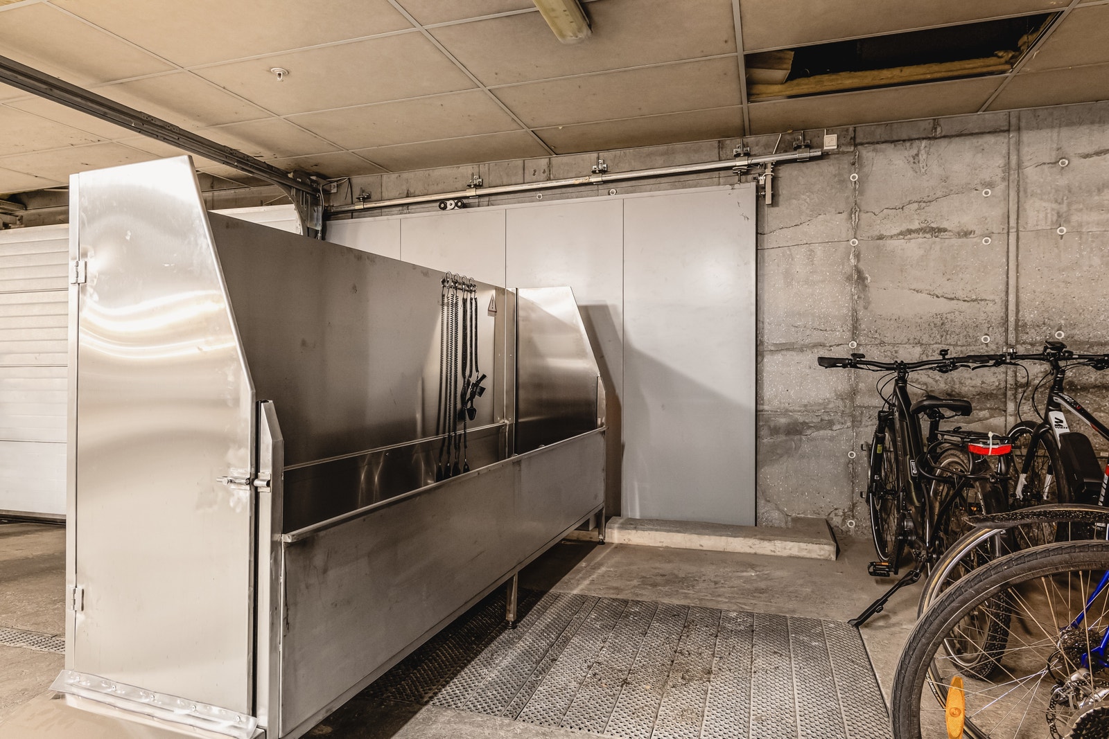 Sykkelvask og sykkelparkering i garasjen er tilgjengelig for alle leietakere Galleribilde