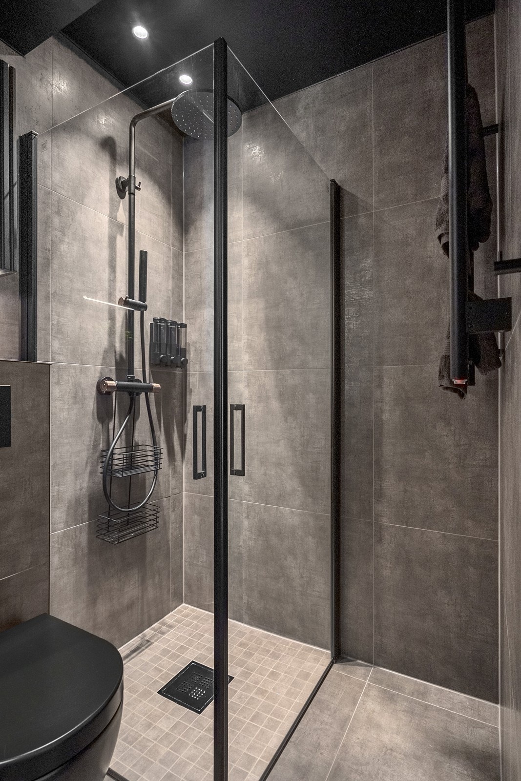 Dusjnisjen har regnfallsdusj, glassdører og mosaikkflis på gulv. Galleribilde