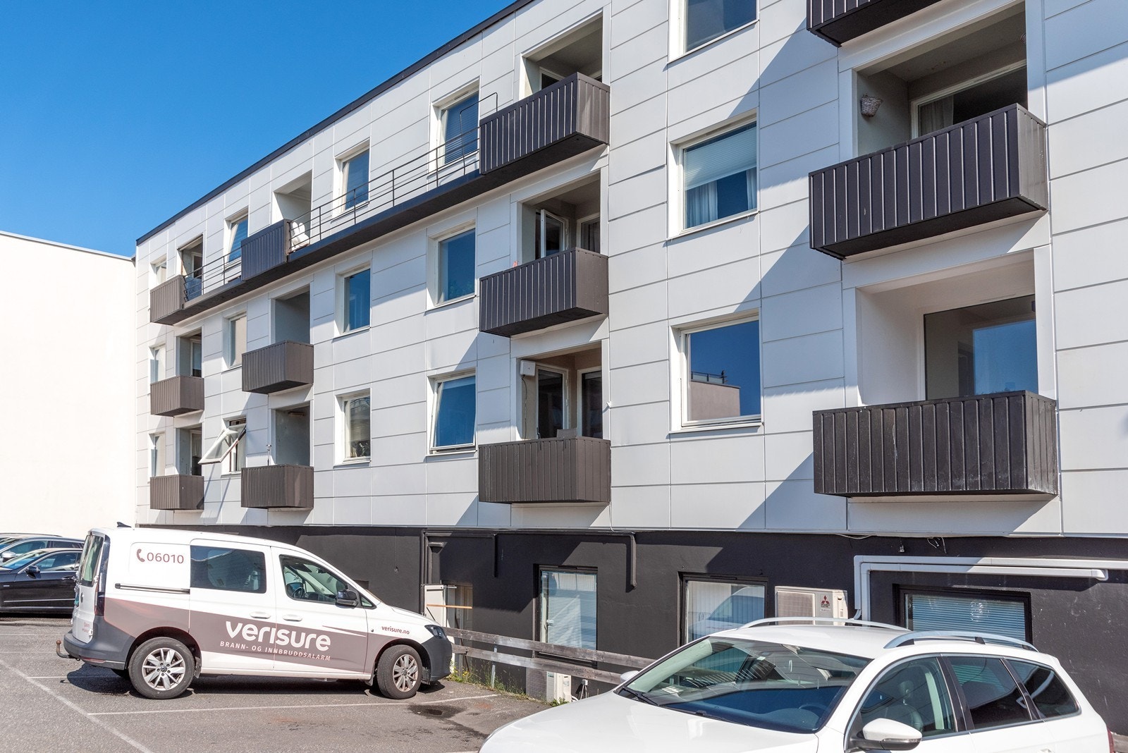 Det er mulighet for å leie parkeringsplass i borettslagets bakgård via Apcoa. Dette reguleres og driftes p.t. av dem. Galleribilde