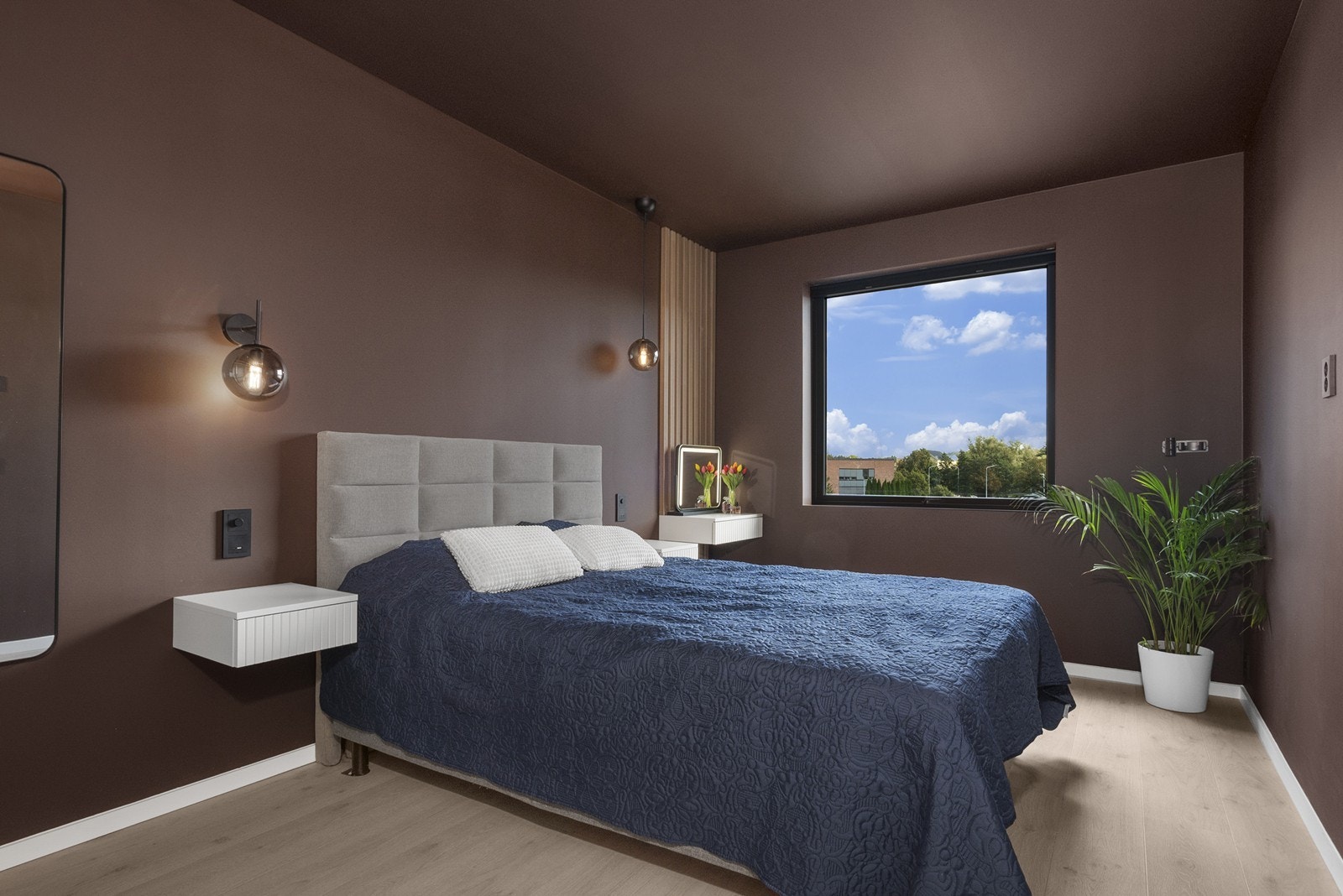 Soverommet er malt i en mørk og behagelig brunfarge på både vegger og tak. Galleribilde