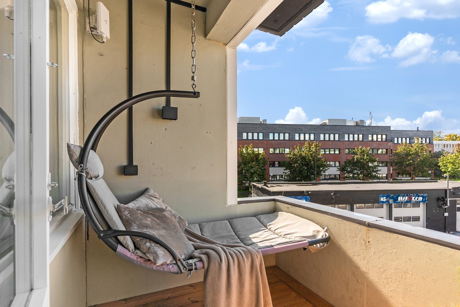 Balkongen er vendt ut mot borettslagets bakgård. Galleribilde