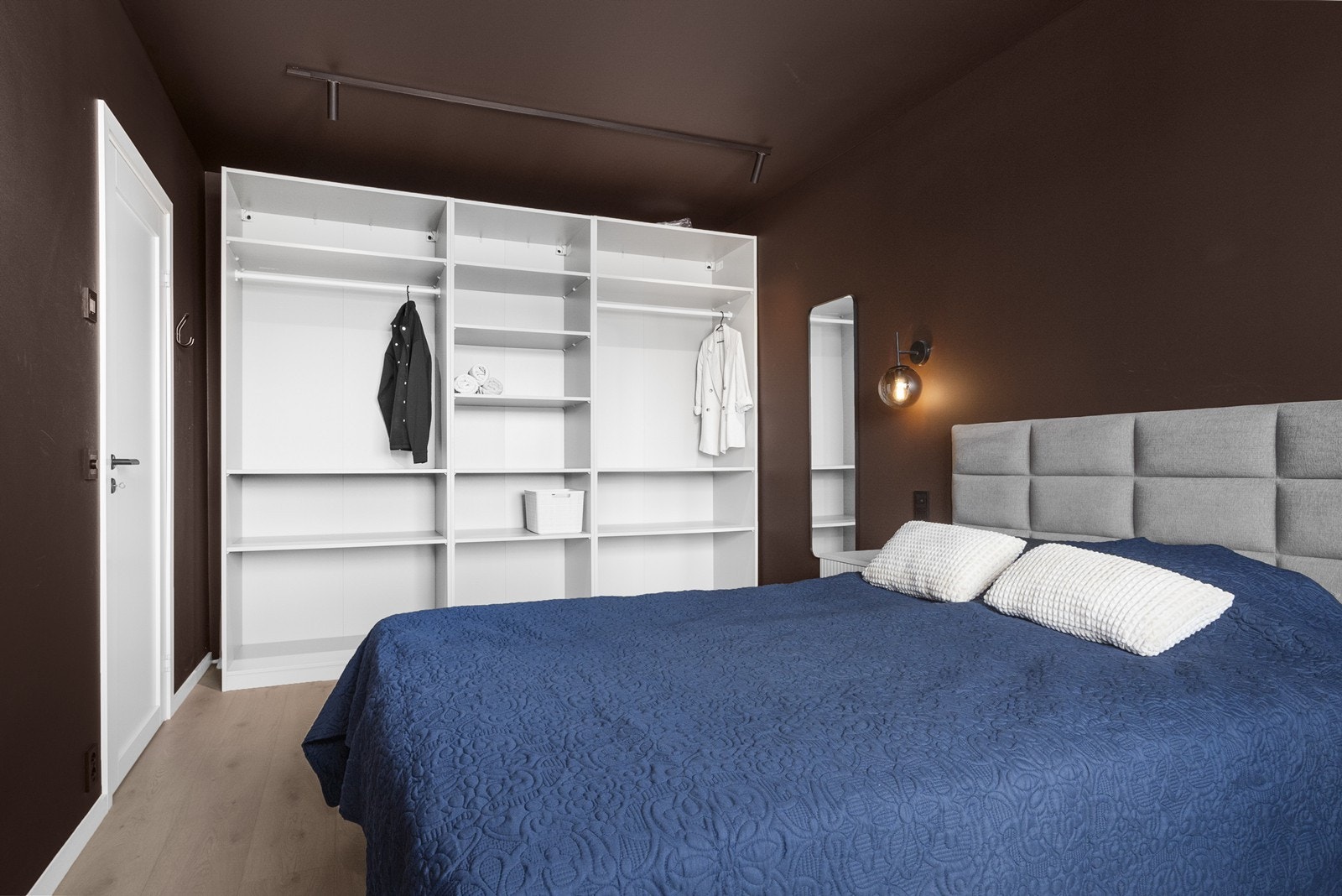 For oppbevaring av klær og tilbehør er soverommet innredet med en stor garderobeløsning. Galleribilde