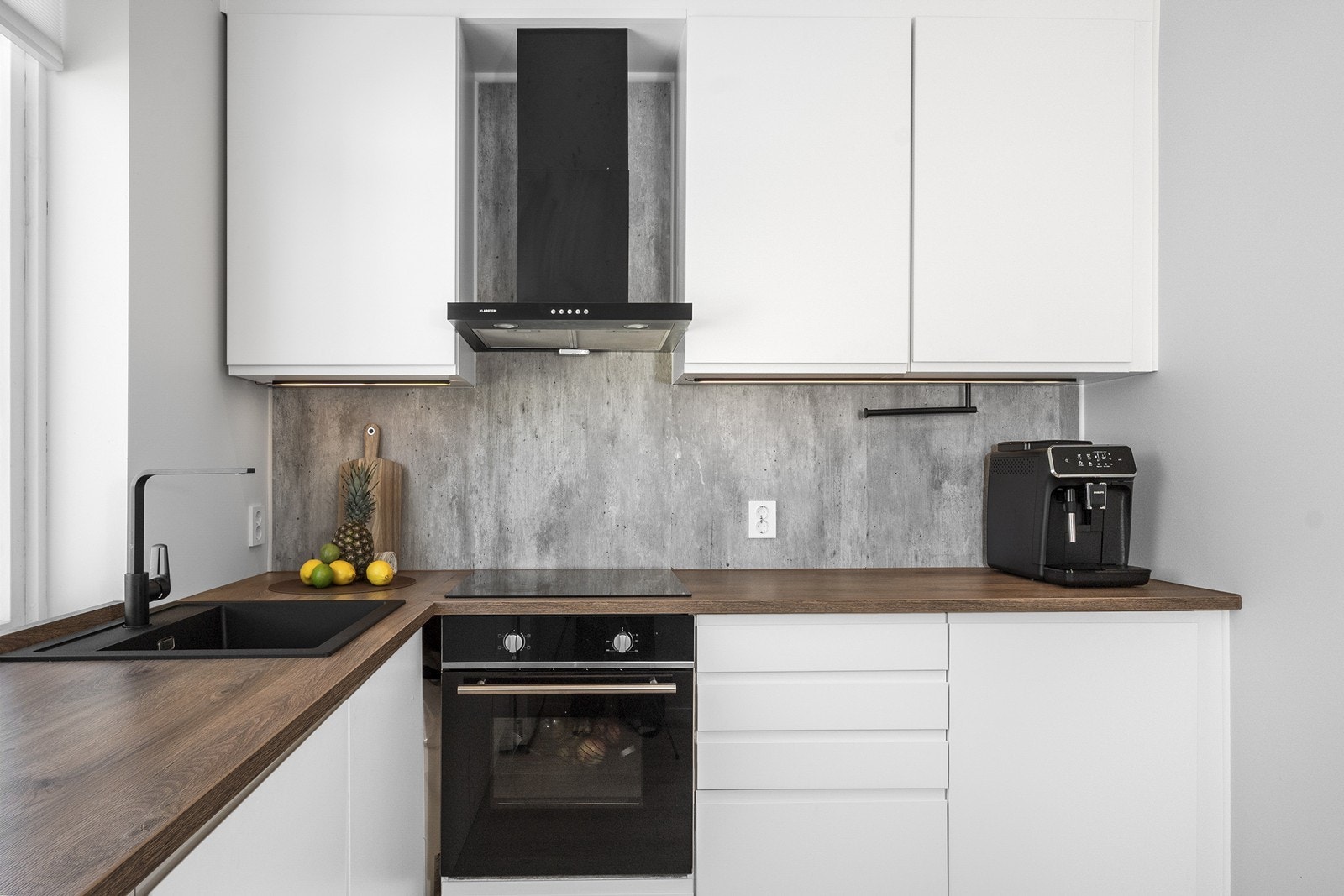 Veggen over kjøkkenbenken er beskyttet med laminatplate for enkel rengjøring. Galleribilde