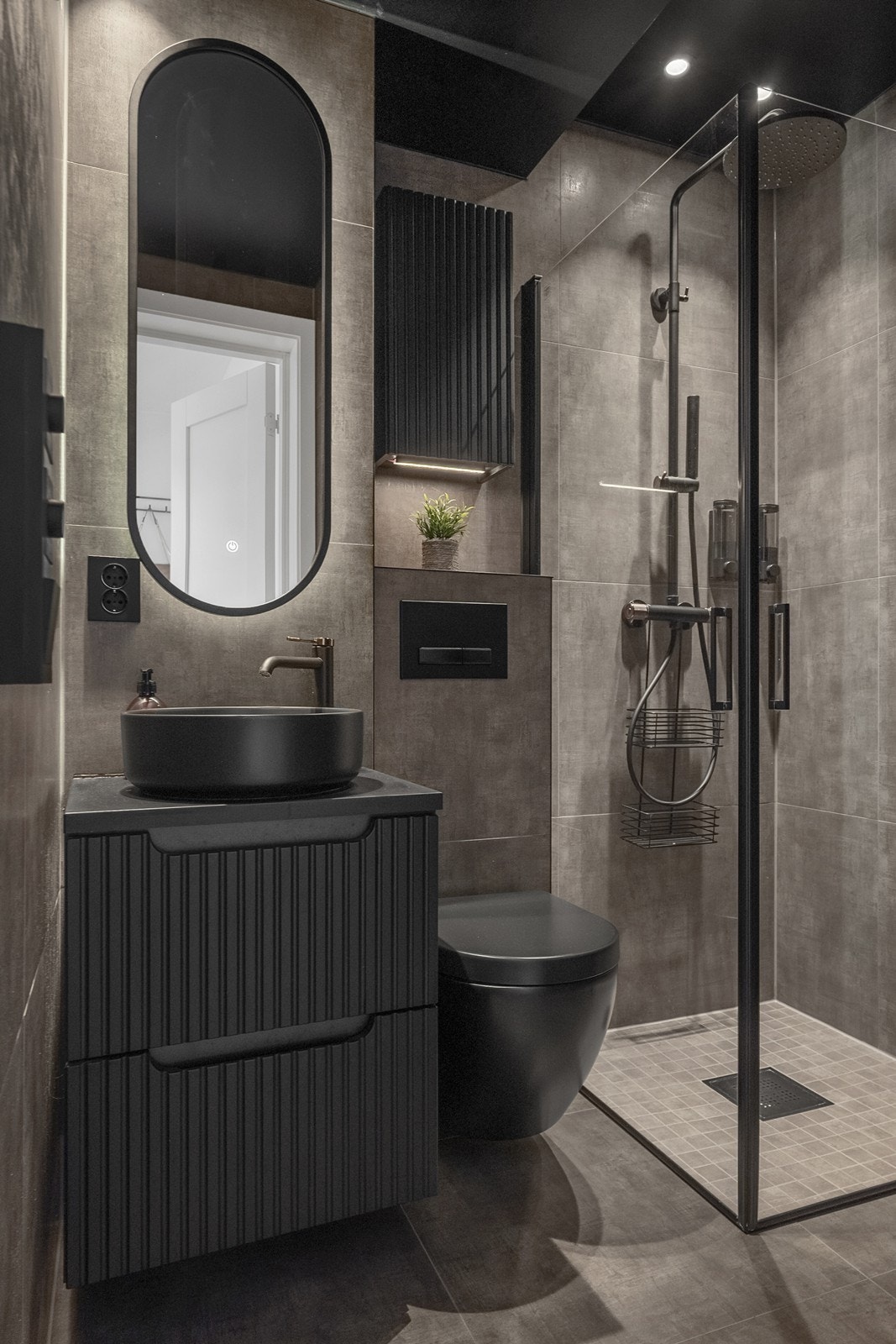 Innredningen består av veggmontert klosett, servantskap, speil med integrert belysning, dusjnisje og elektrisk håndkletørker. Galleribilde