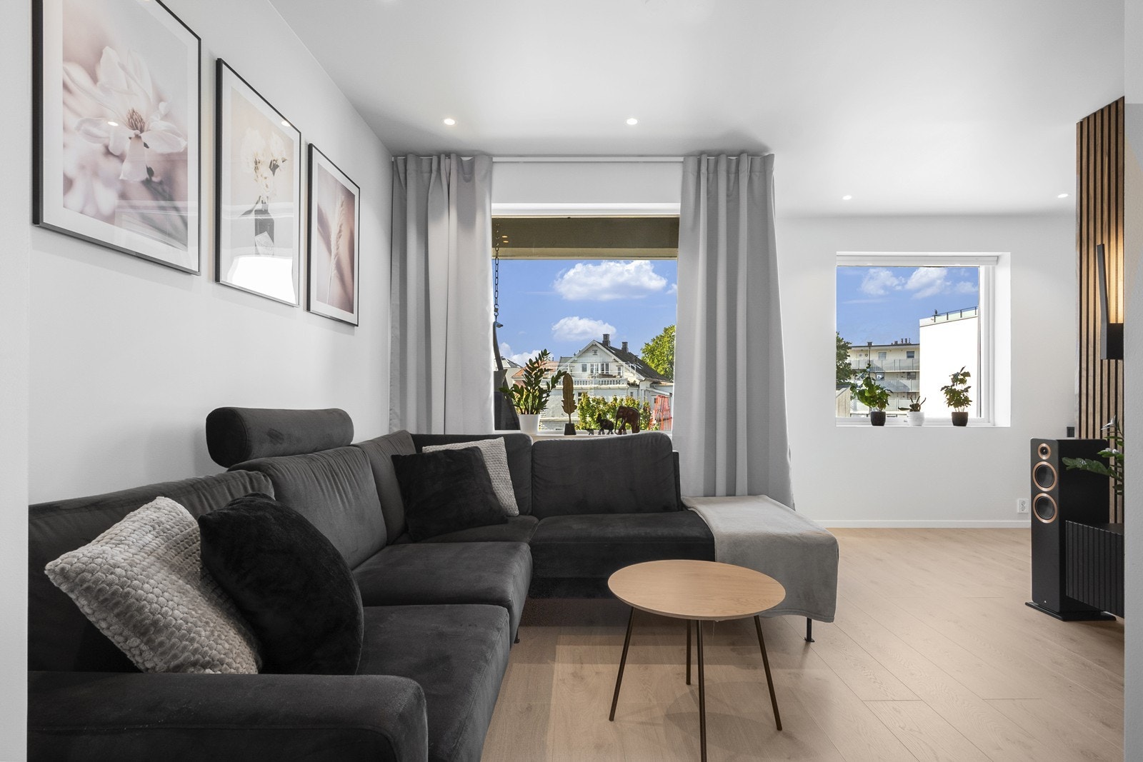 Stuen har lyse overflater, store vindusflater og downlights i himling. Galleribilde