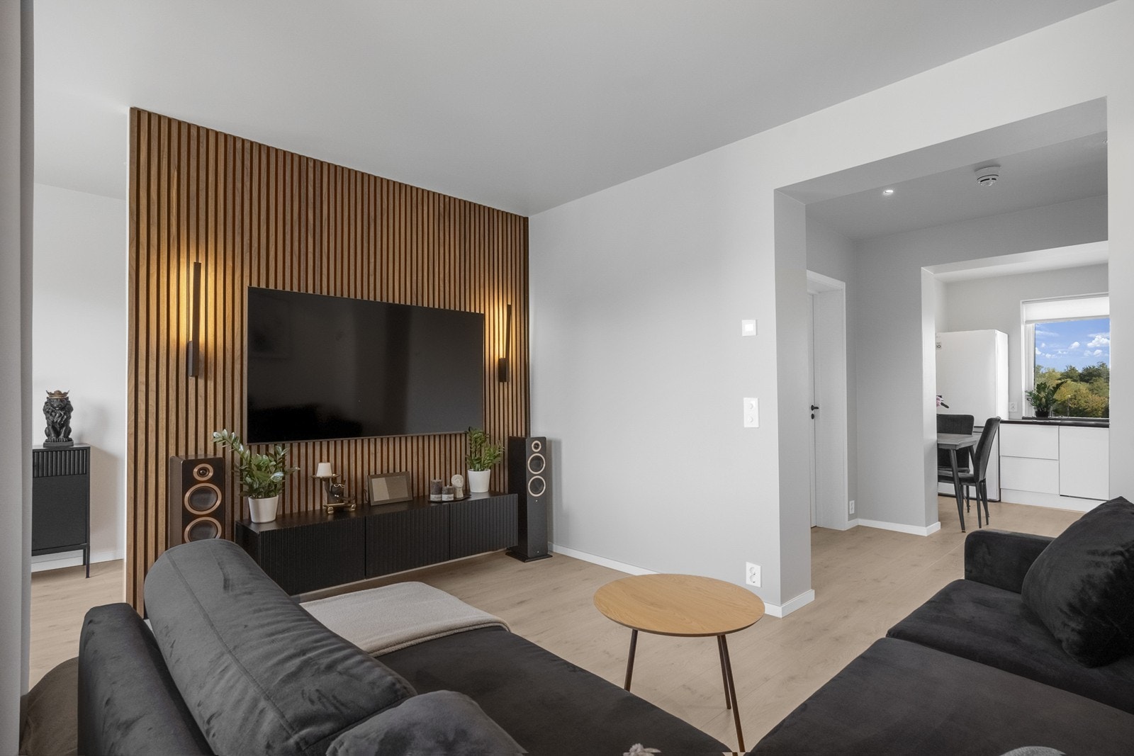 Leiligheten er strøken og nyoppusset. Den har en fin planløsning, gulvvarme i alle rom, slette overflater og listefrie overganger både i himling og rundt vinduer. Galleribilde