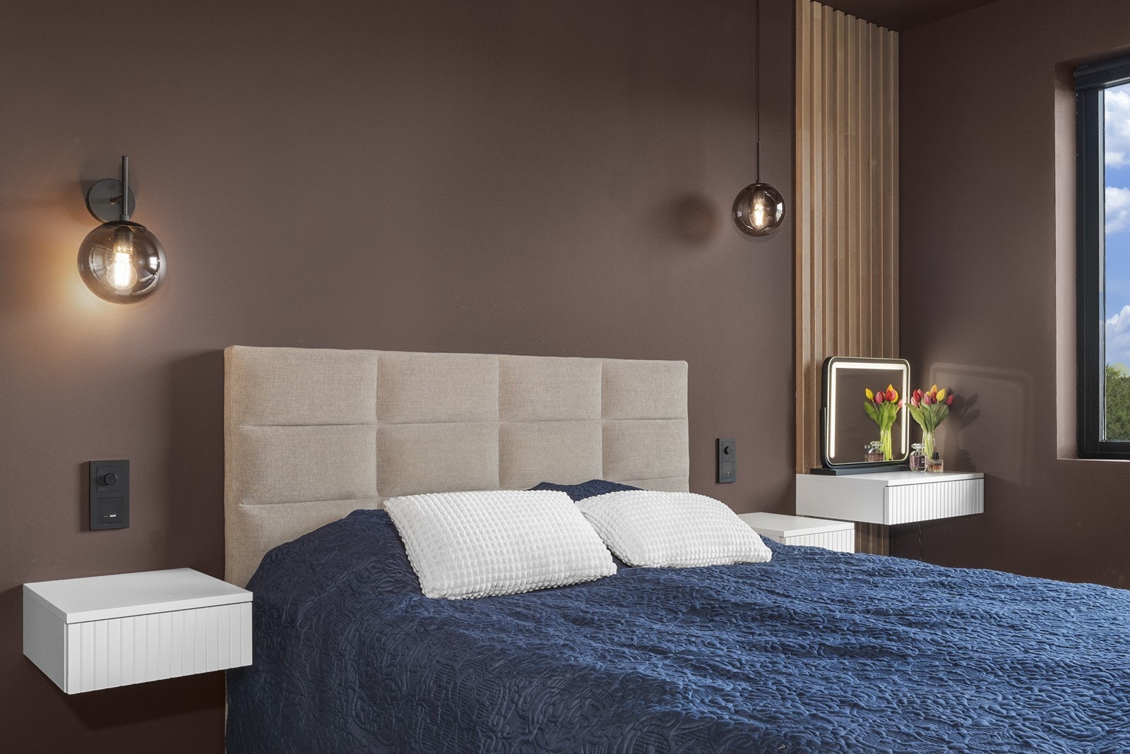 Det er god plass til dobbeltseng, og på hver side av sengen er det montert integrerte lysdimmere samt uttak for USB og USB-C.Det Galleribilde