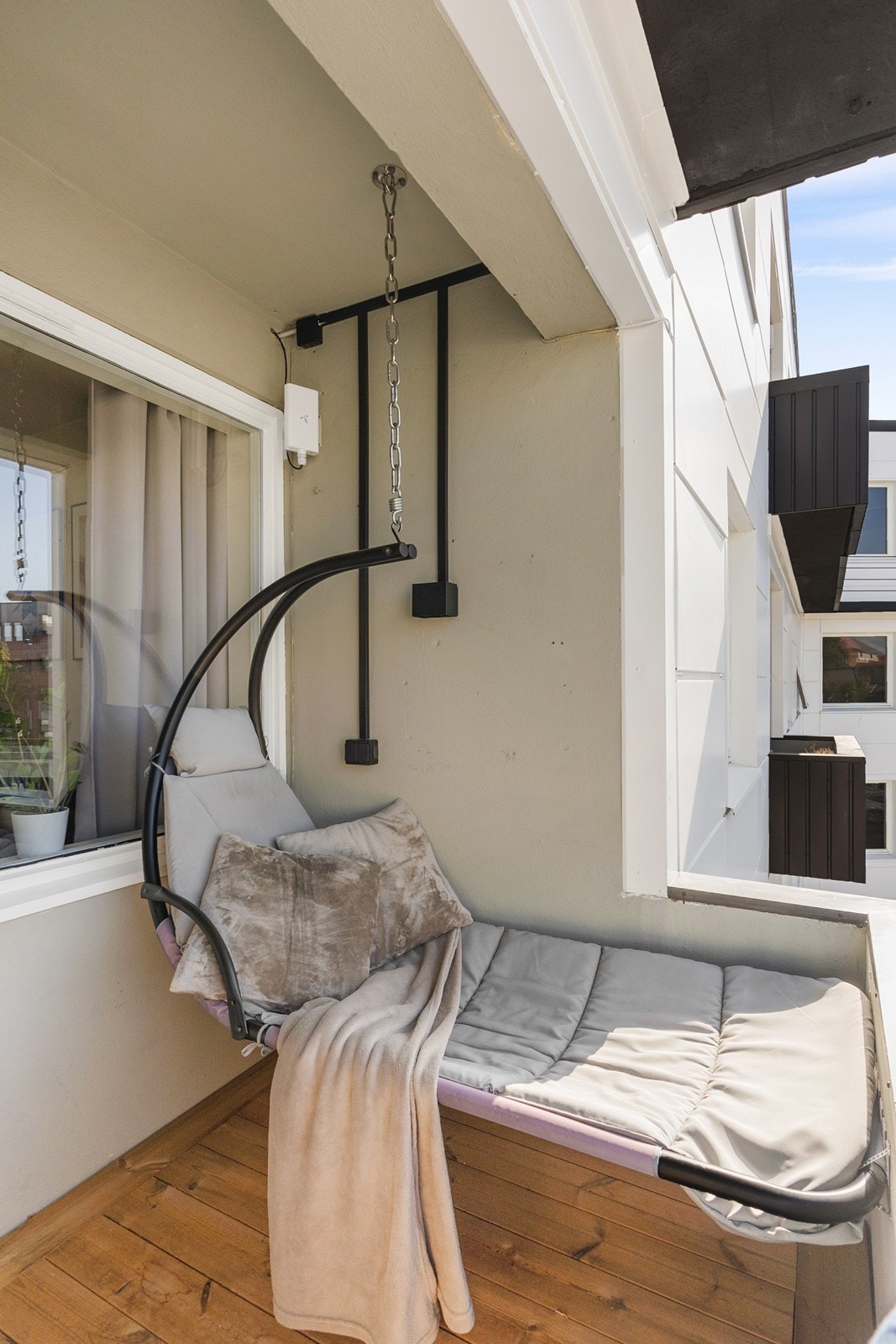 Balkongen er vestvendt og har nye terrassebord på gulvet. Galleribilde