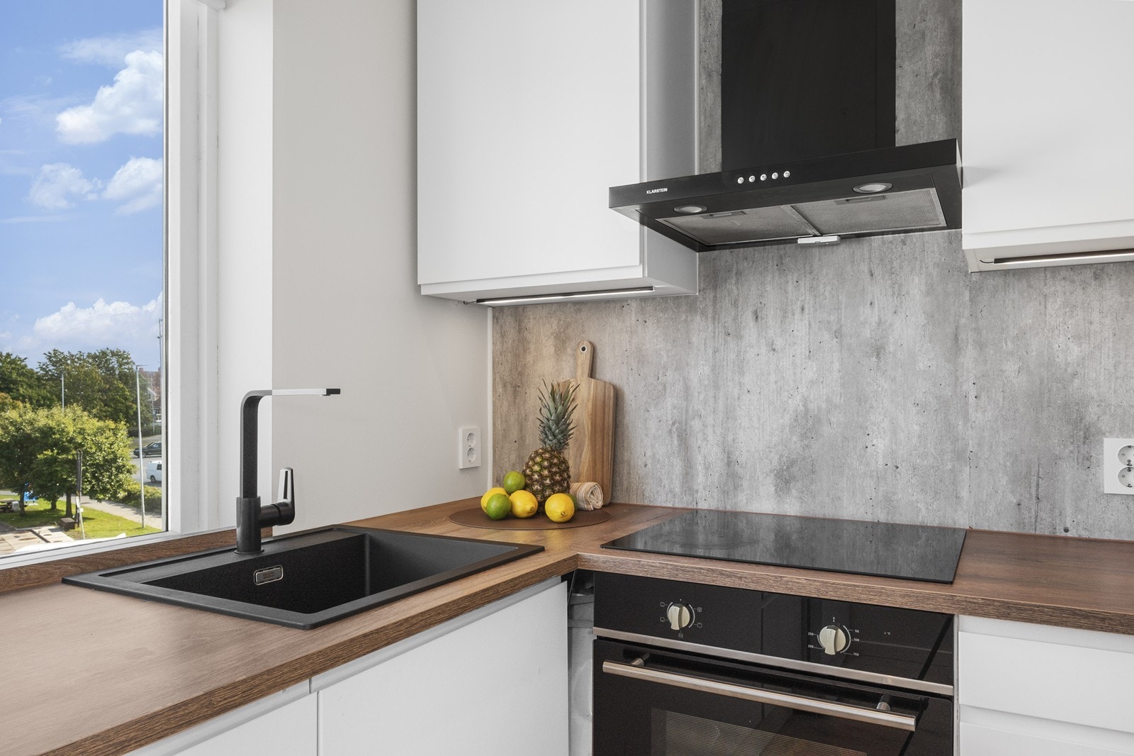 Kjøkkenet har delvis integrerte hvitevarer som består av oppvaskmaskin, platetopp og stekeovn. Galleribilde