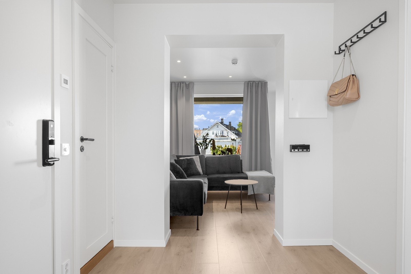 Leiligheten har adkomst via trapp opp til byggets tredje etasje. Galleribilde