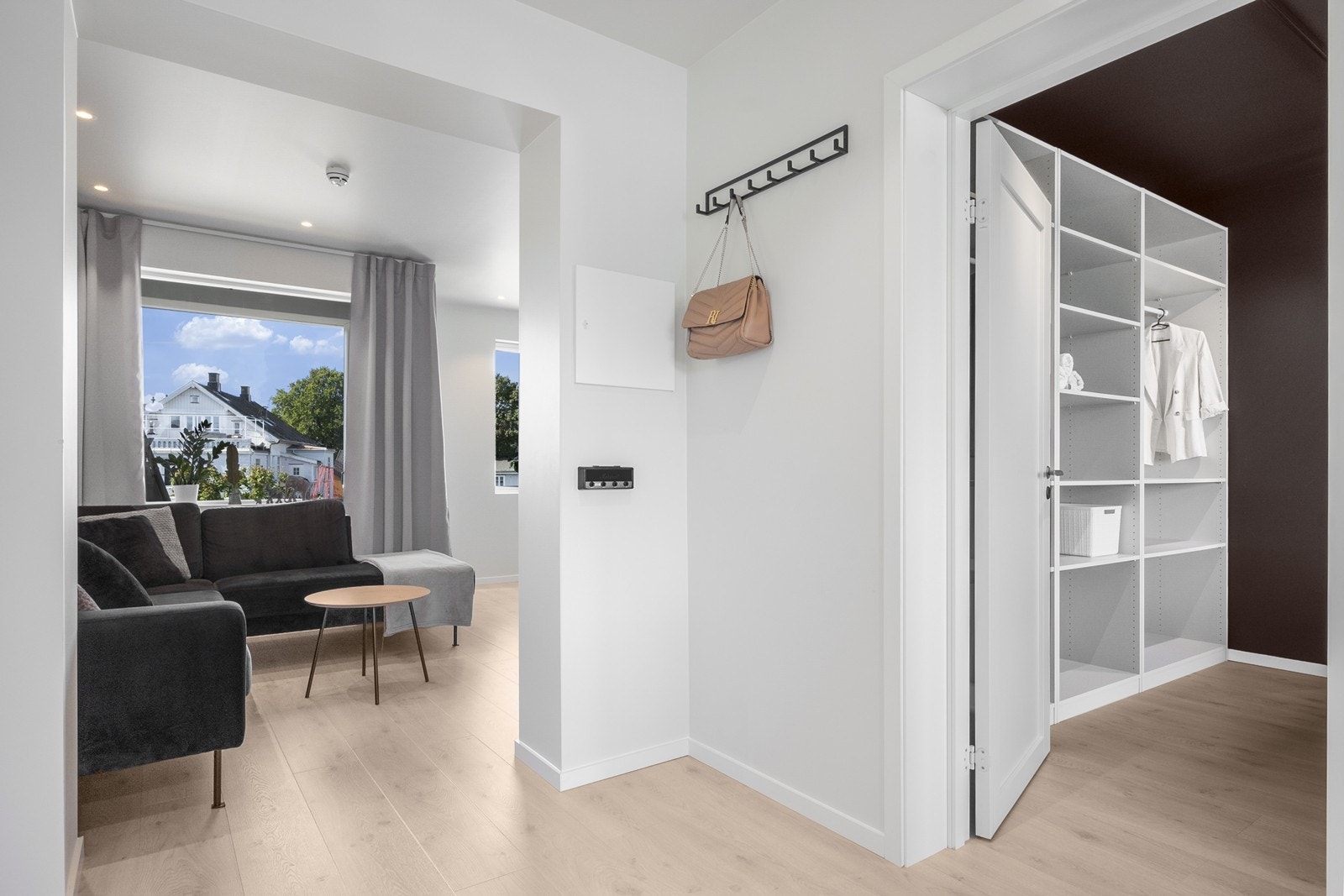 Vel inne i leiligheten blir man møtt av en romslig entré med knagger for oppheng av yttertøy. Galleribilde